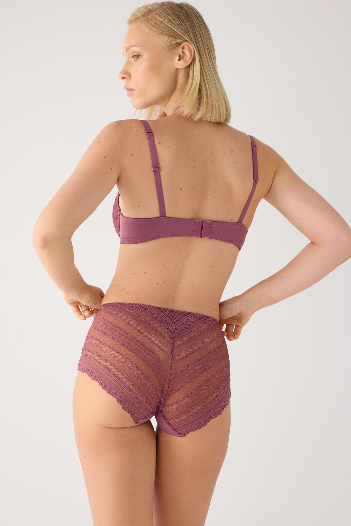 Cueca alta renda rosa
