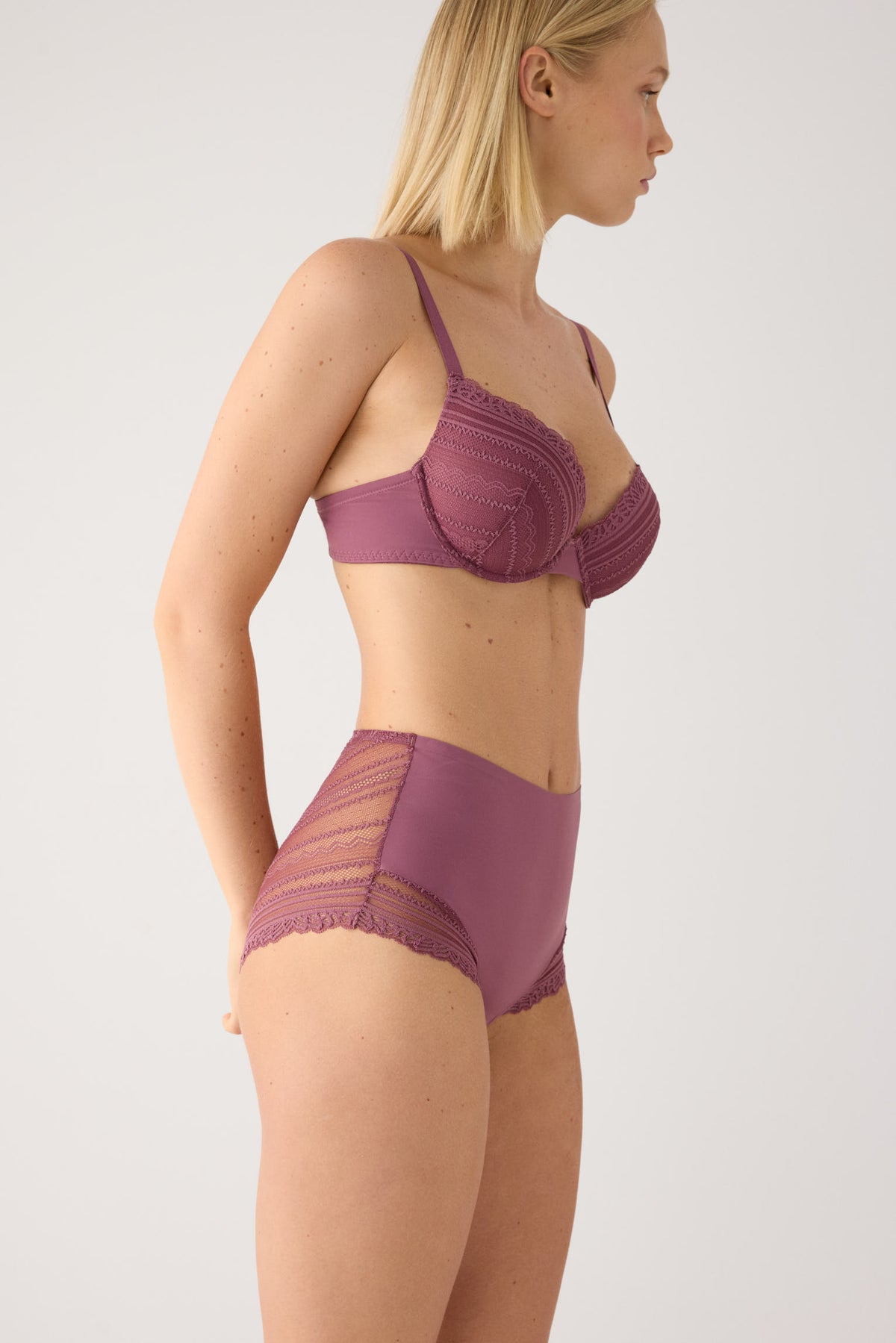 Cueca alta renda rosa