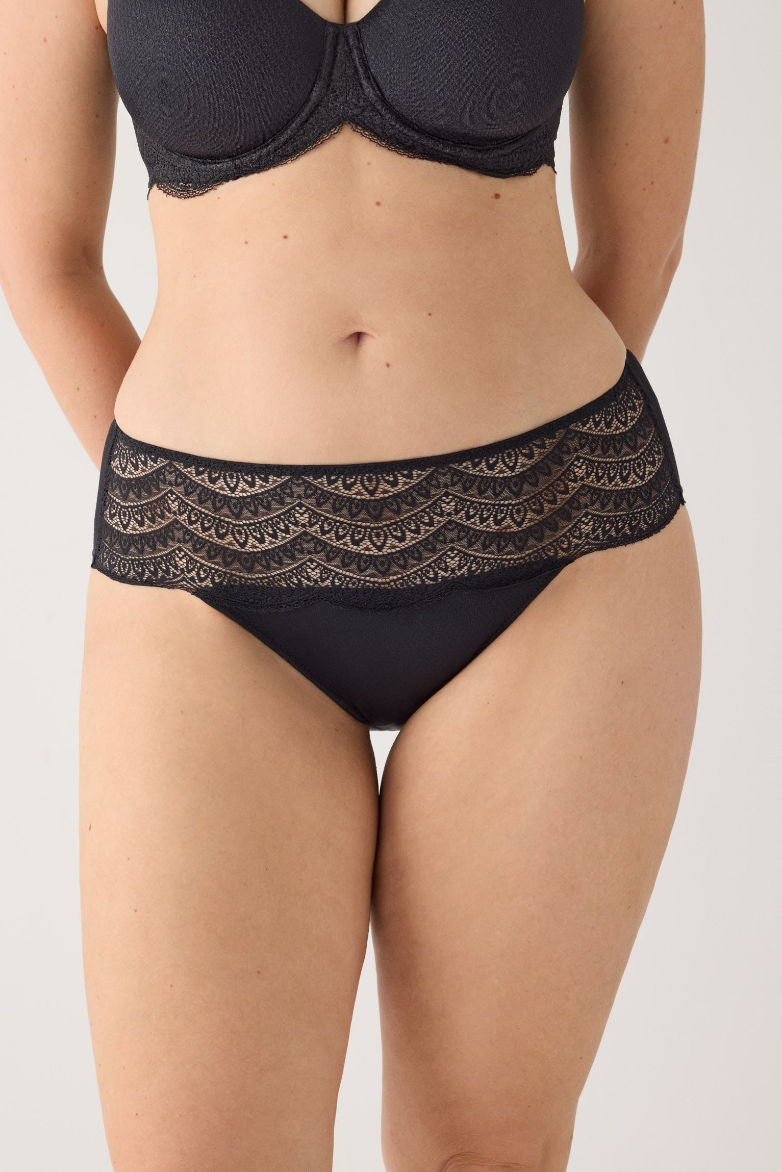 Cueca midi renda preto | Paula Echevarria