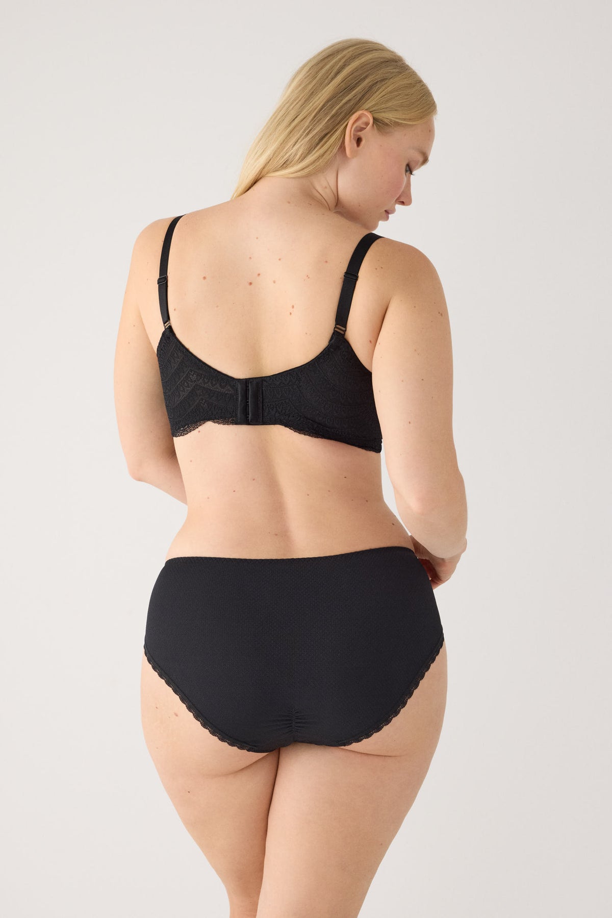 Cueca midi renda preto | Paula Echevarria