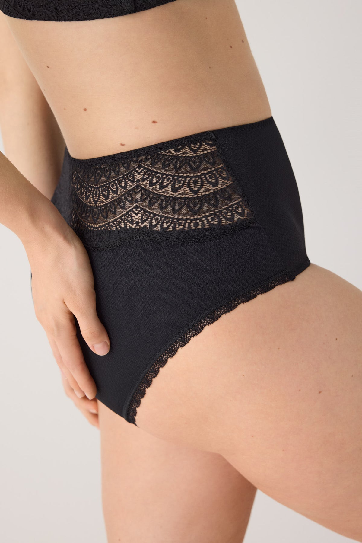Cueca alta renda preto