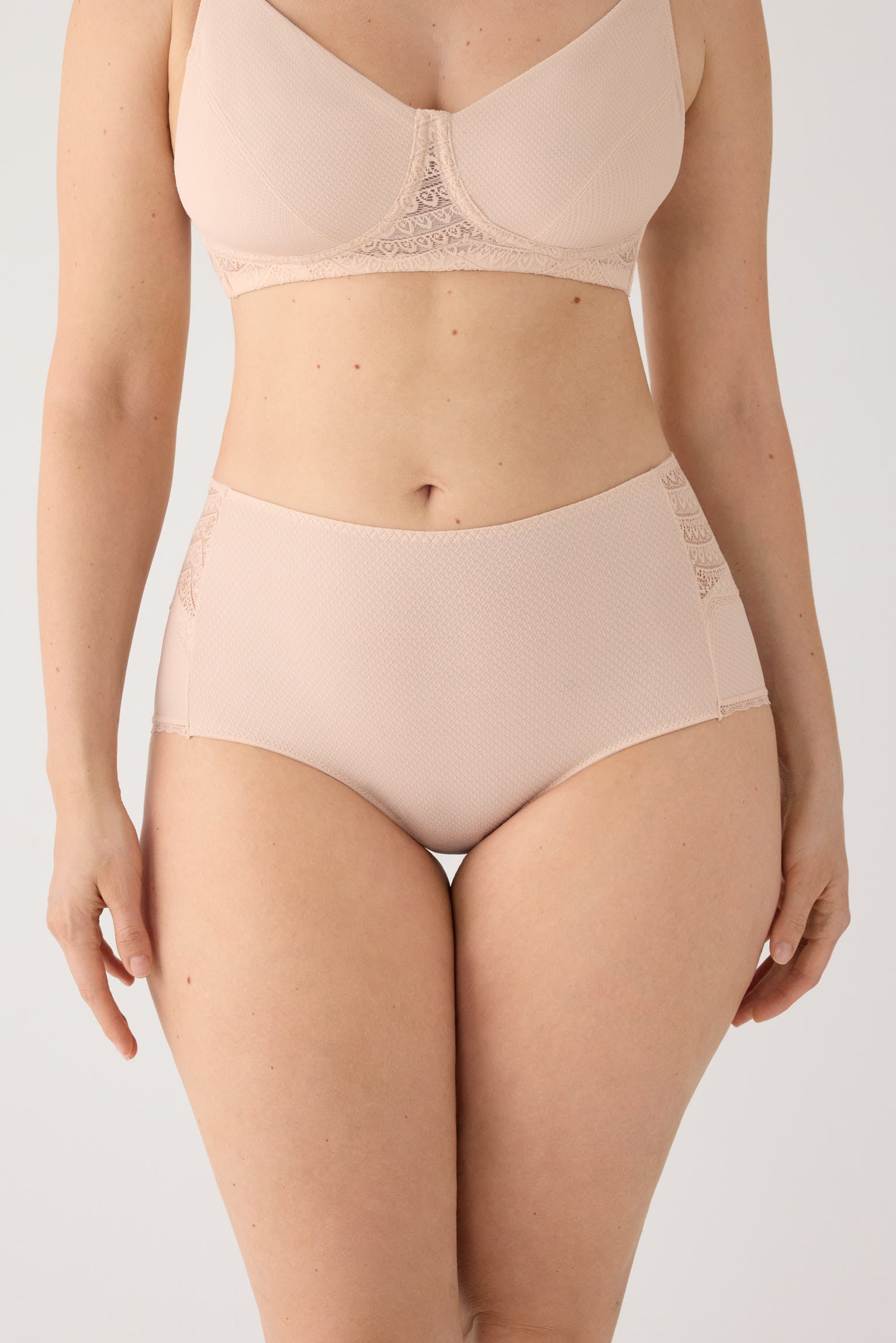 Cueca alta renda nude