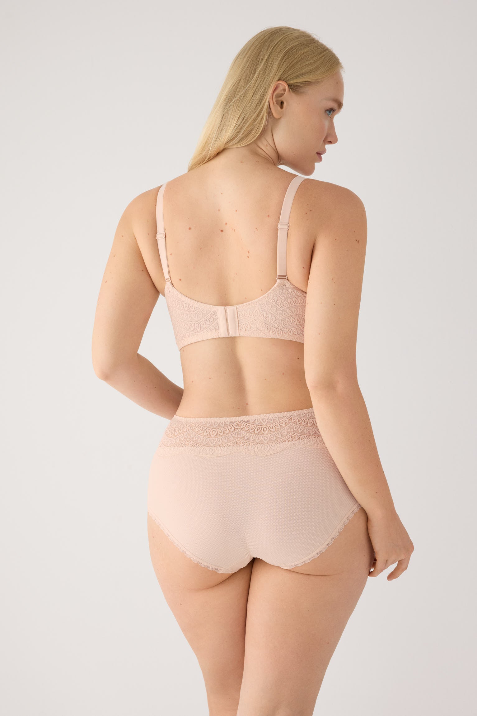 Cueca alta renda nude