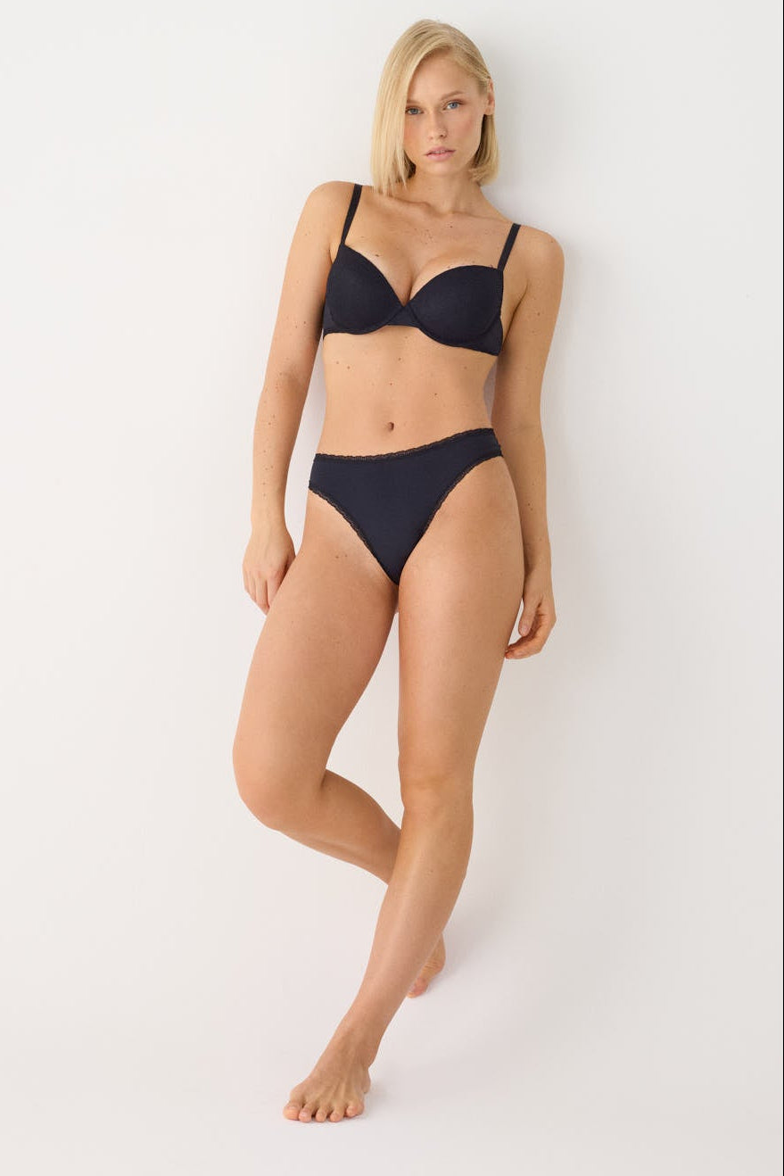 Conjunto preto texturizado de soutien push-up e tanga