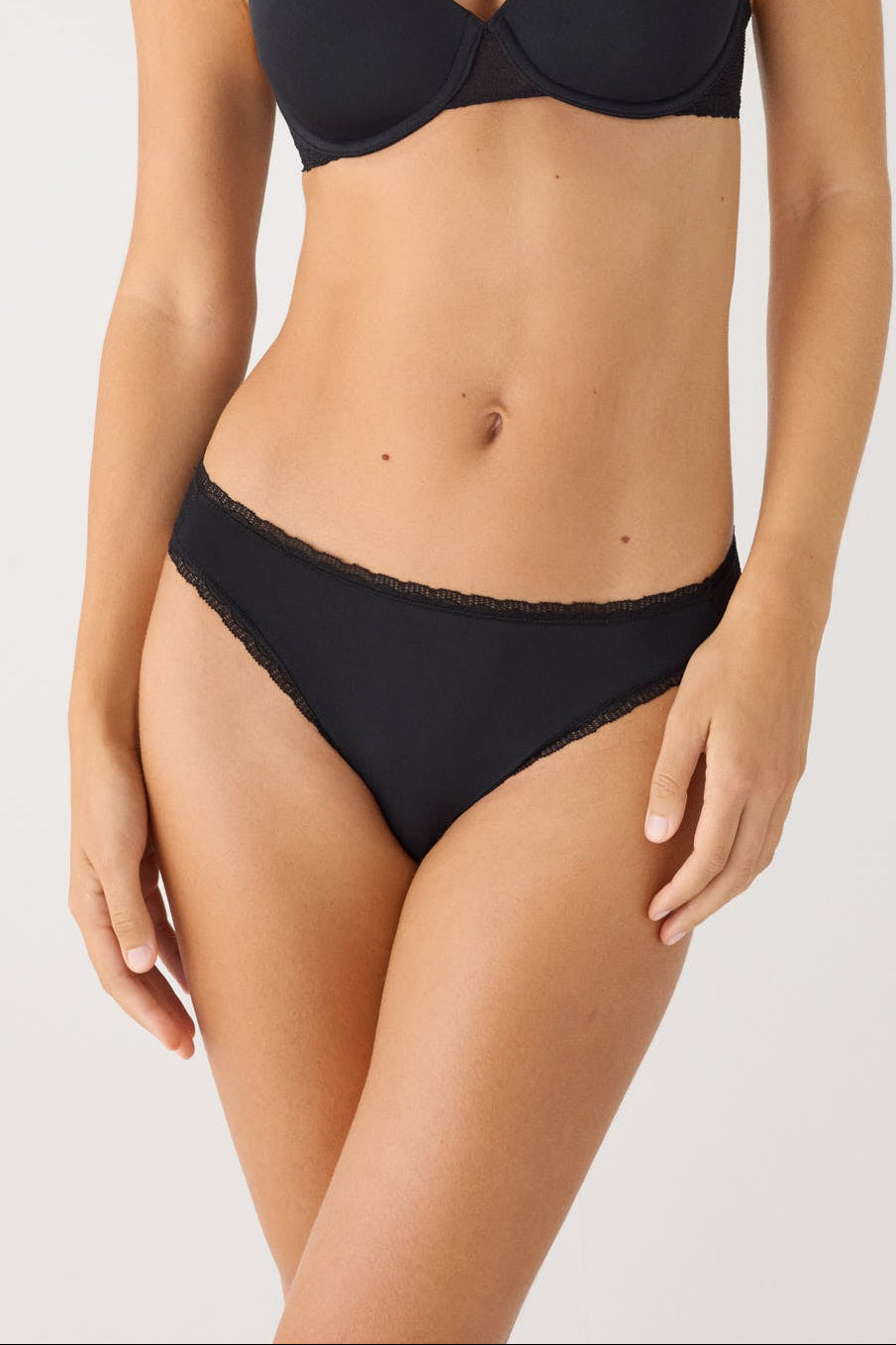 Conjunto preto texturizado de soutien com aro e enchimento e cueca mini
