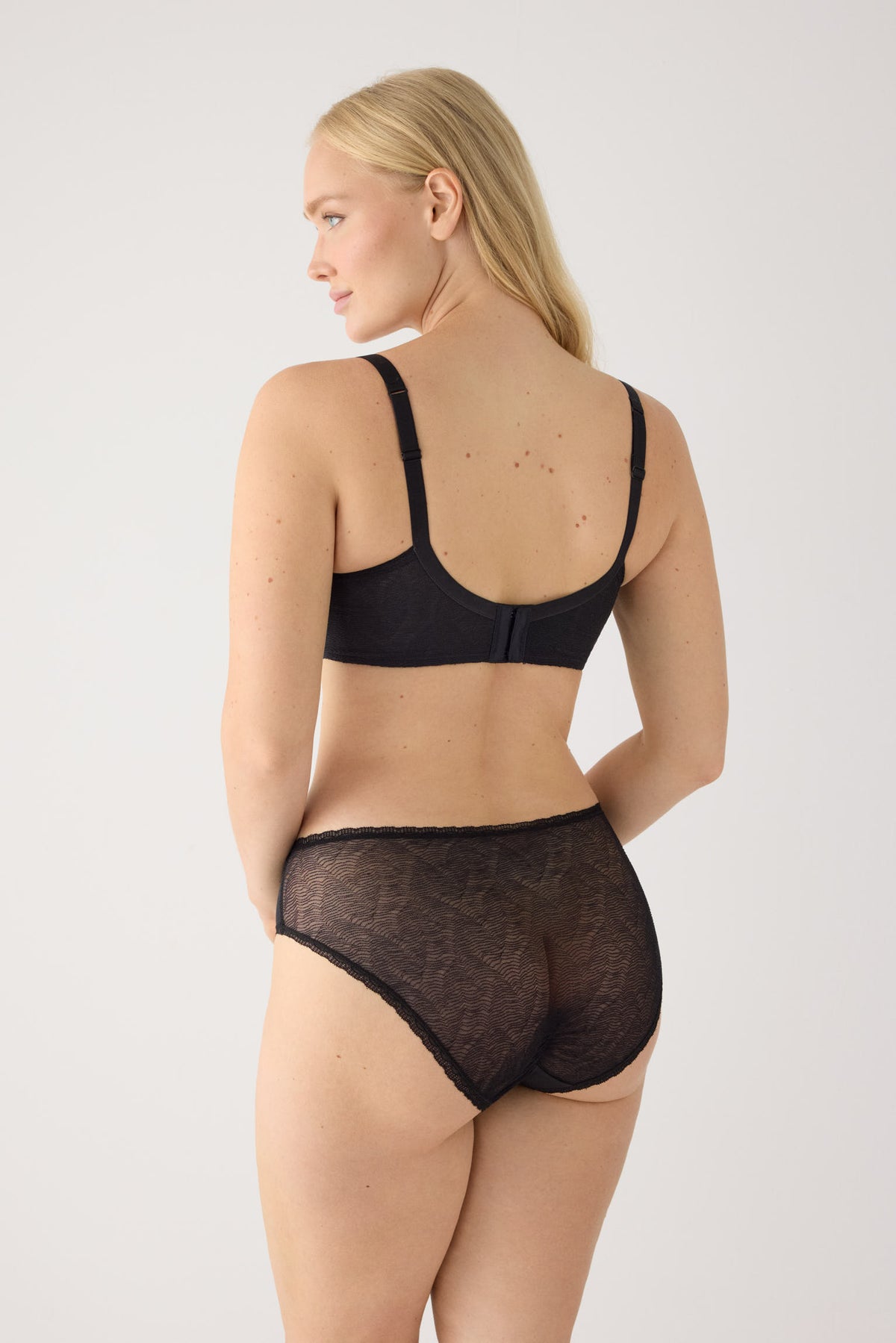 Conjunto preto texturizado de soutien de capacidade com aro e enchimento e cueca midi