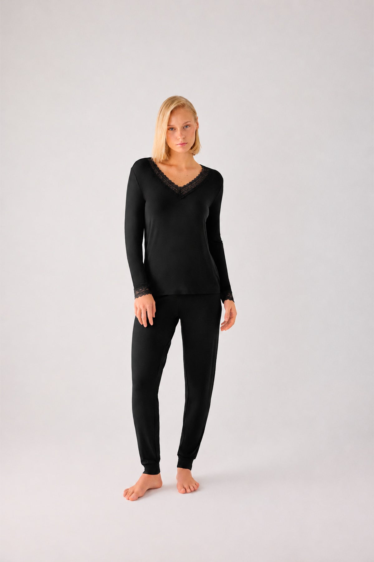 Pijama comprido de mulher leve e suave com calças jogger pretas