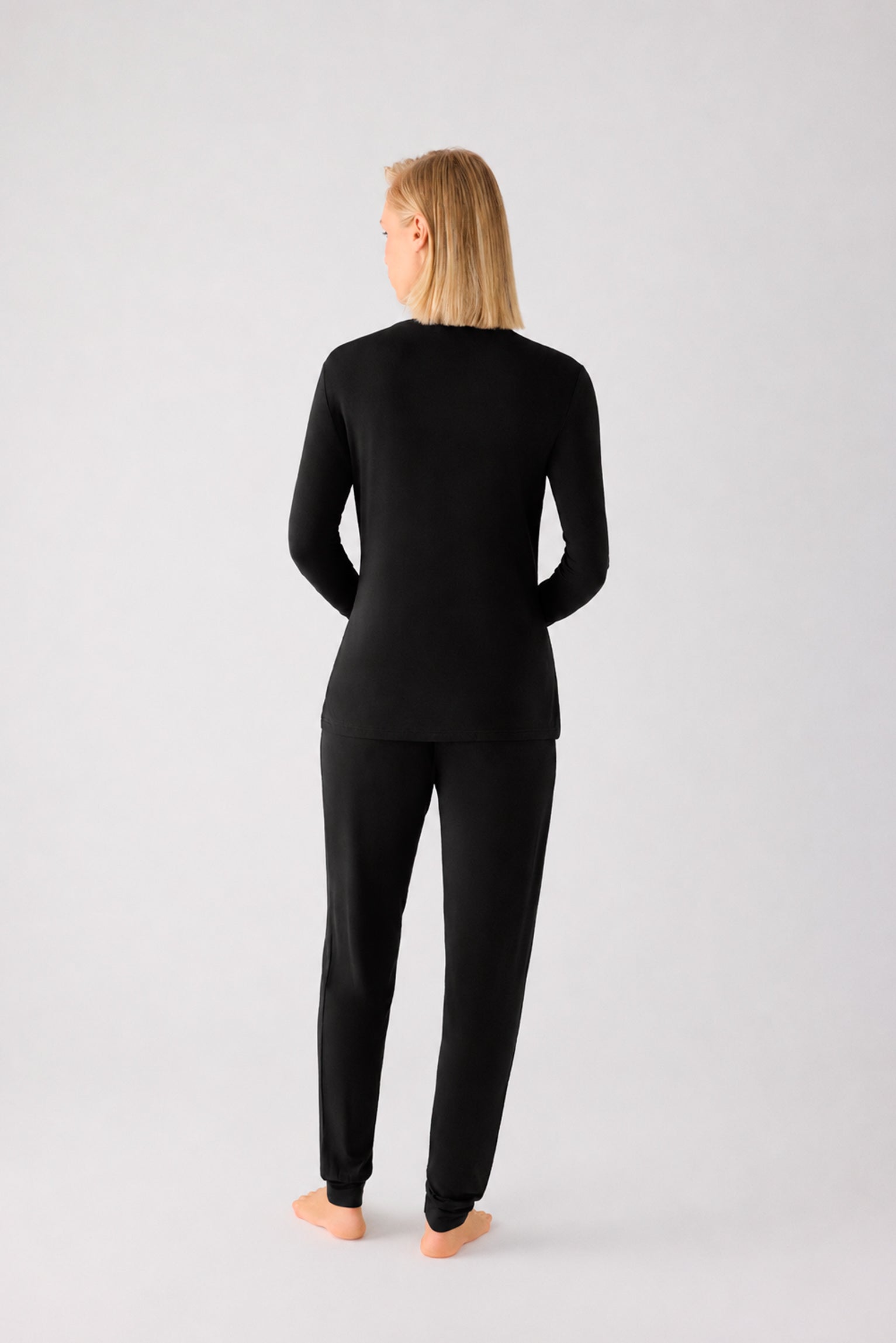 Pijama comprido de mulher leve e suave com calças jogger pretas