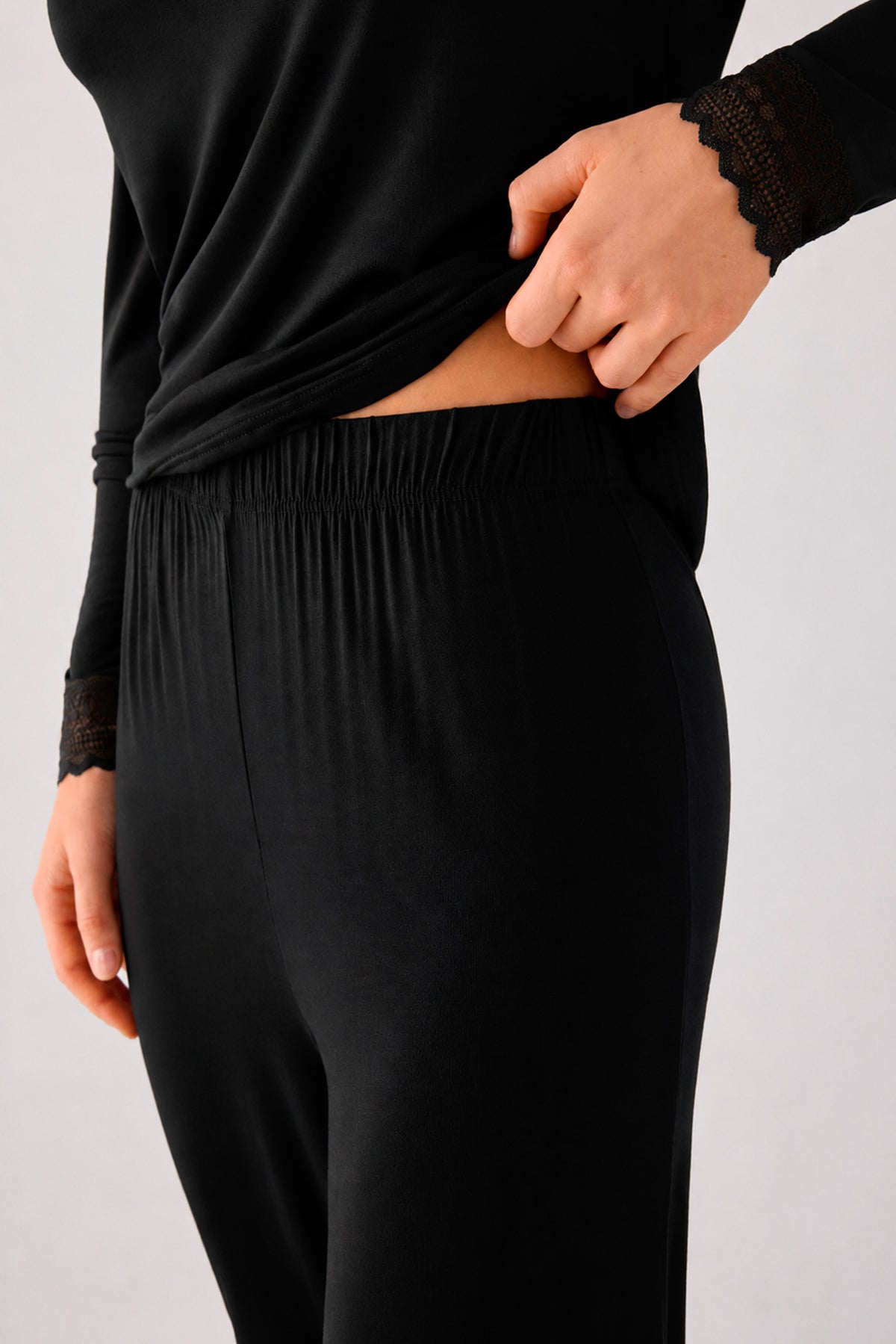 Pijama comprido de mulher leve e suave com calças jogger pretas