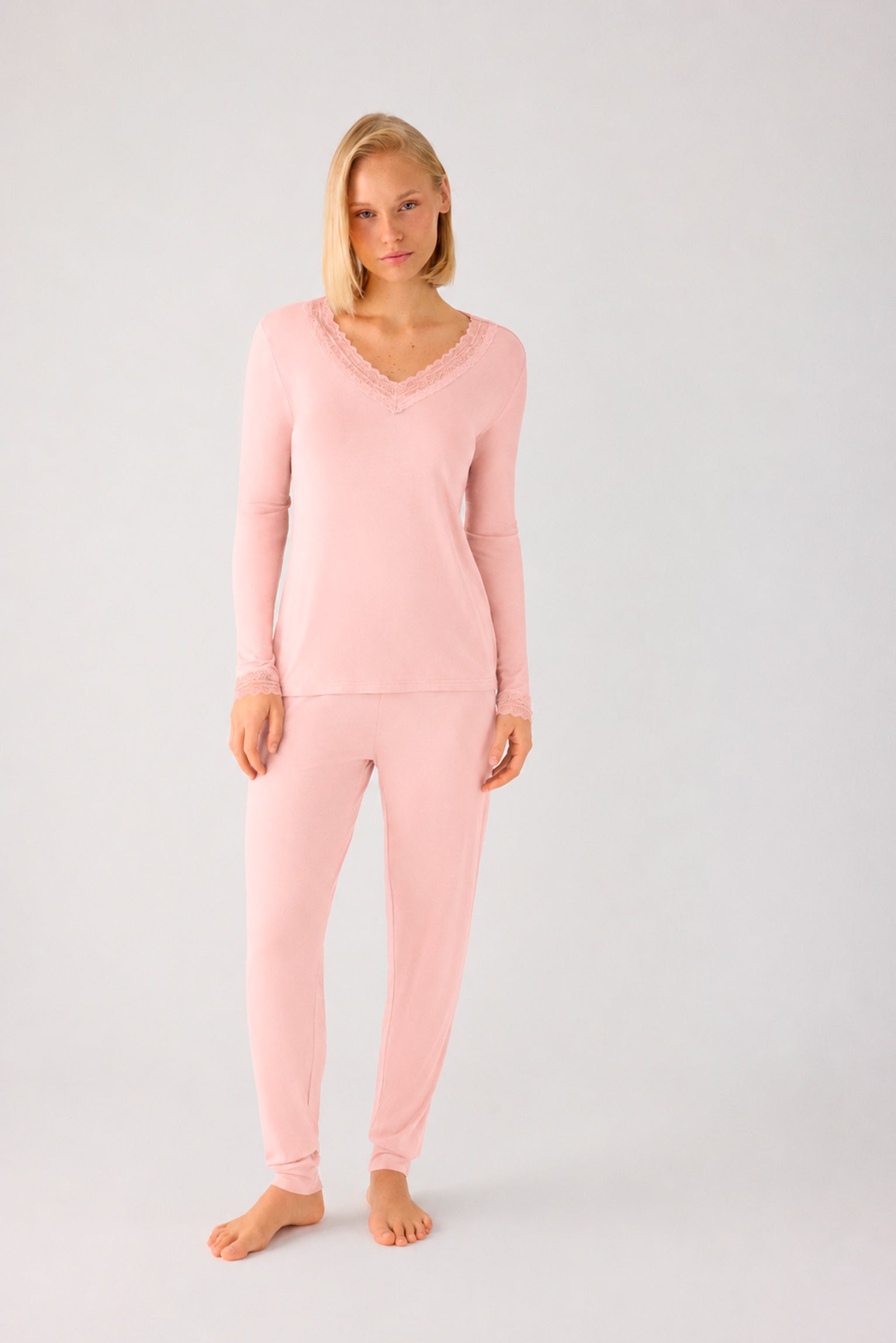 Pijama comprido de mulher leve e suave com calças jogger nude