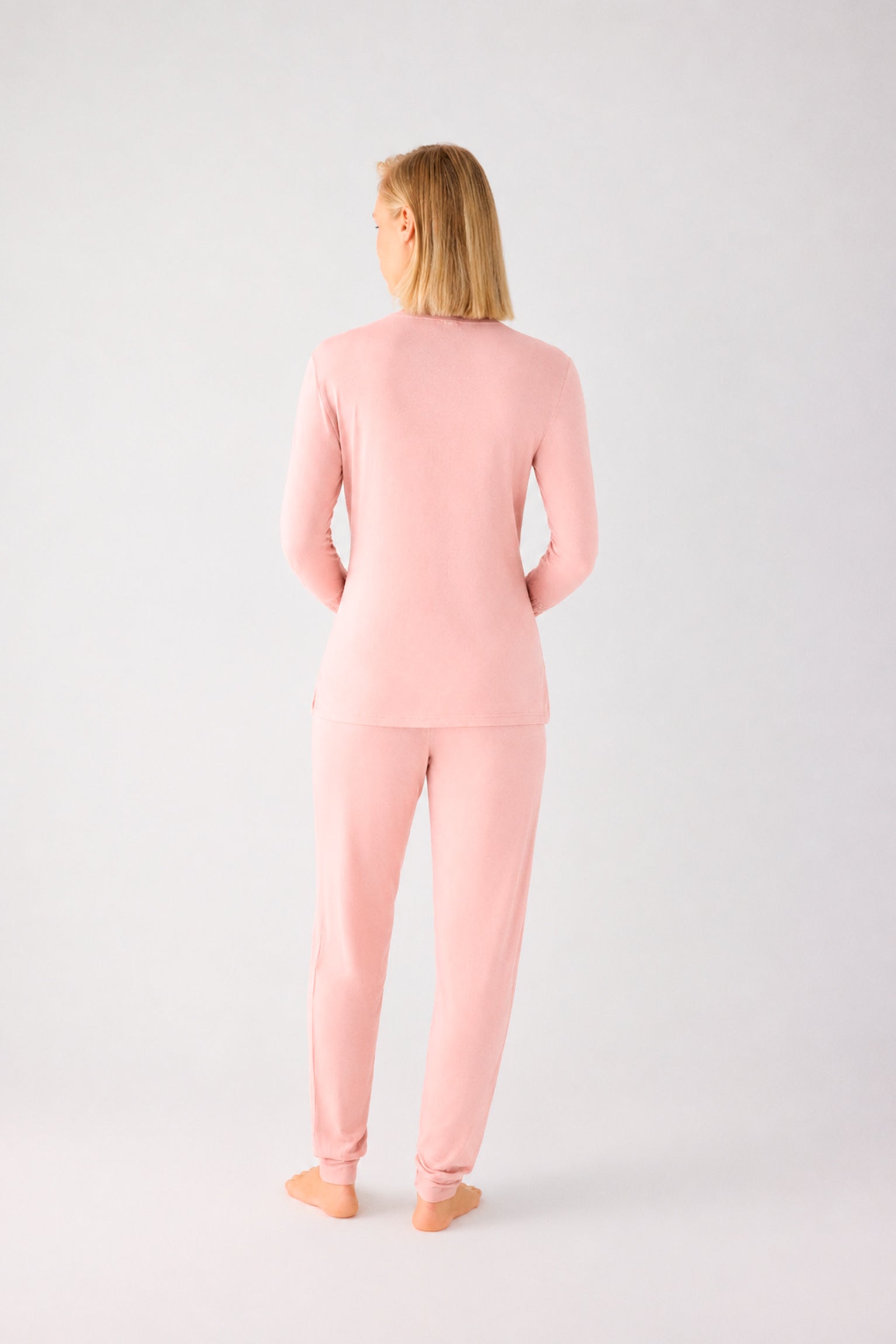 Pijama comprido de mulher leve e suave com calças jogger nude