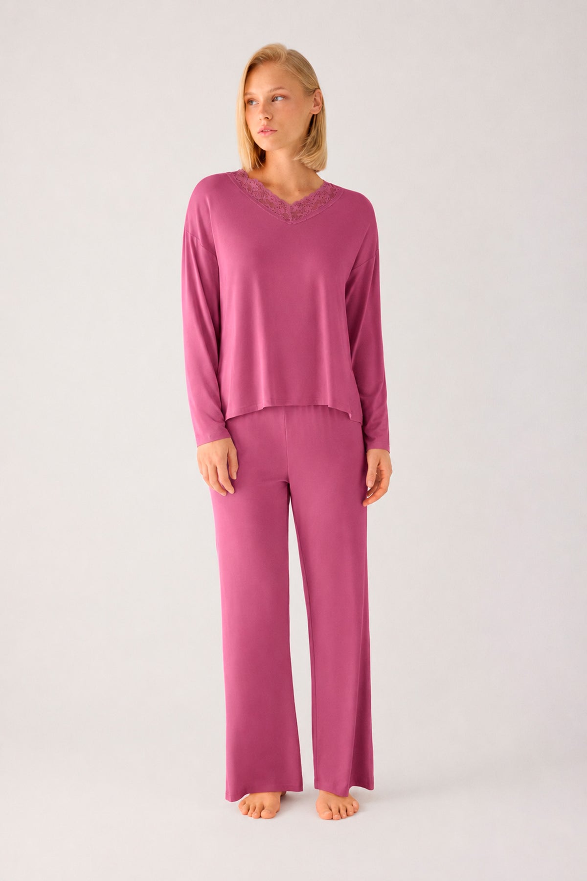 Pijama comprido de mulher leve e suave com calças largas rosa