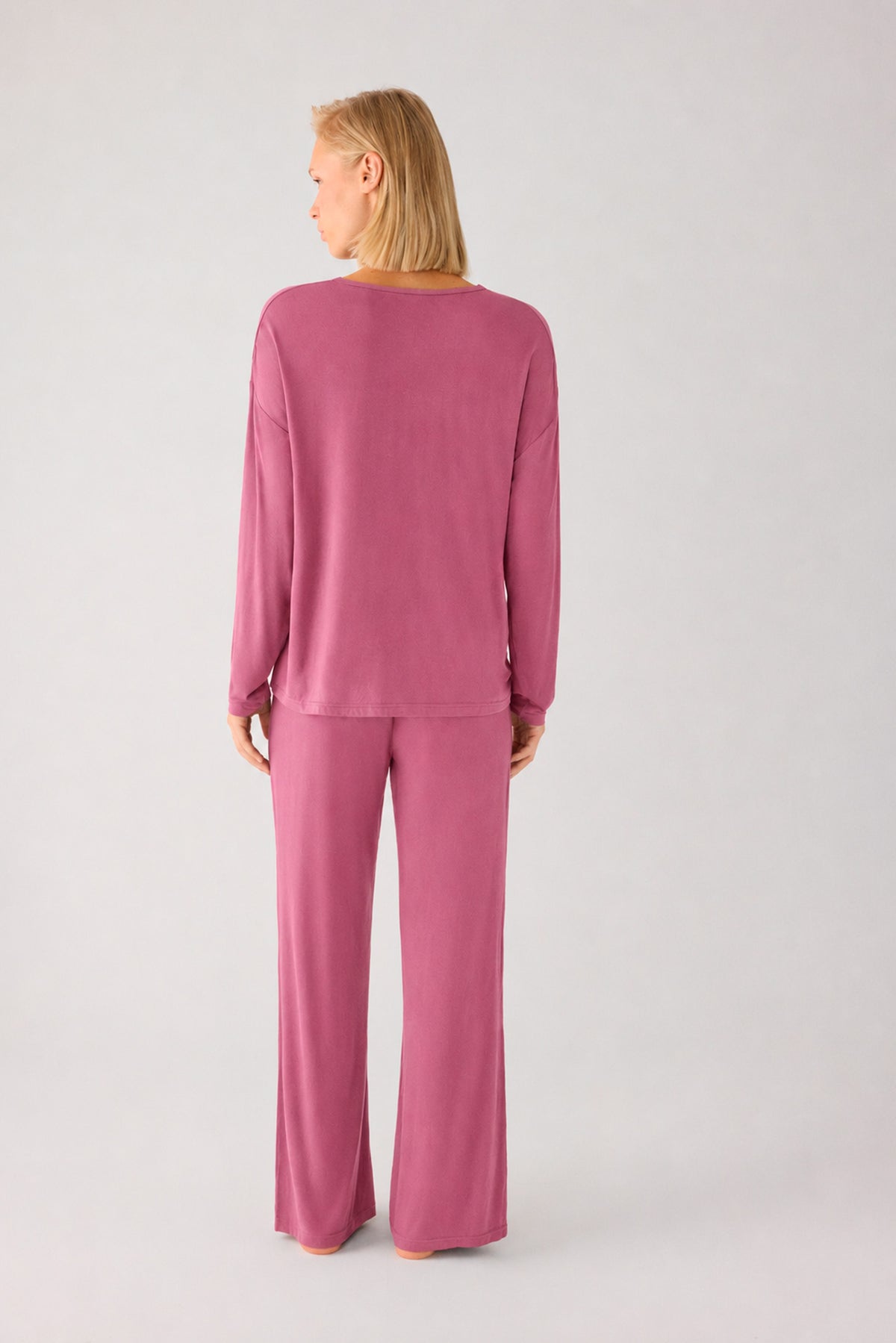 Pijama comprido de mulher leve e suave com calças largas rosa