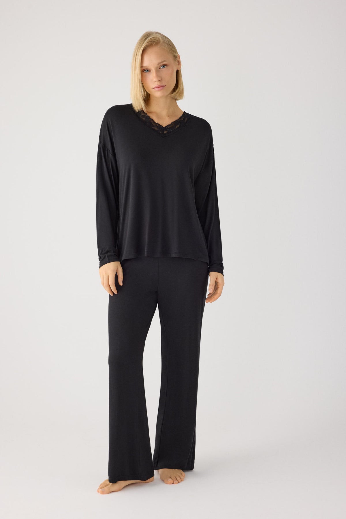 Pijama comprido de mulher leve e suave com calças largas pretas