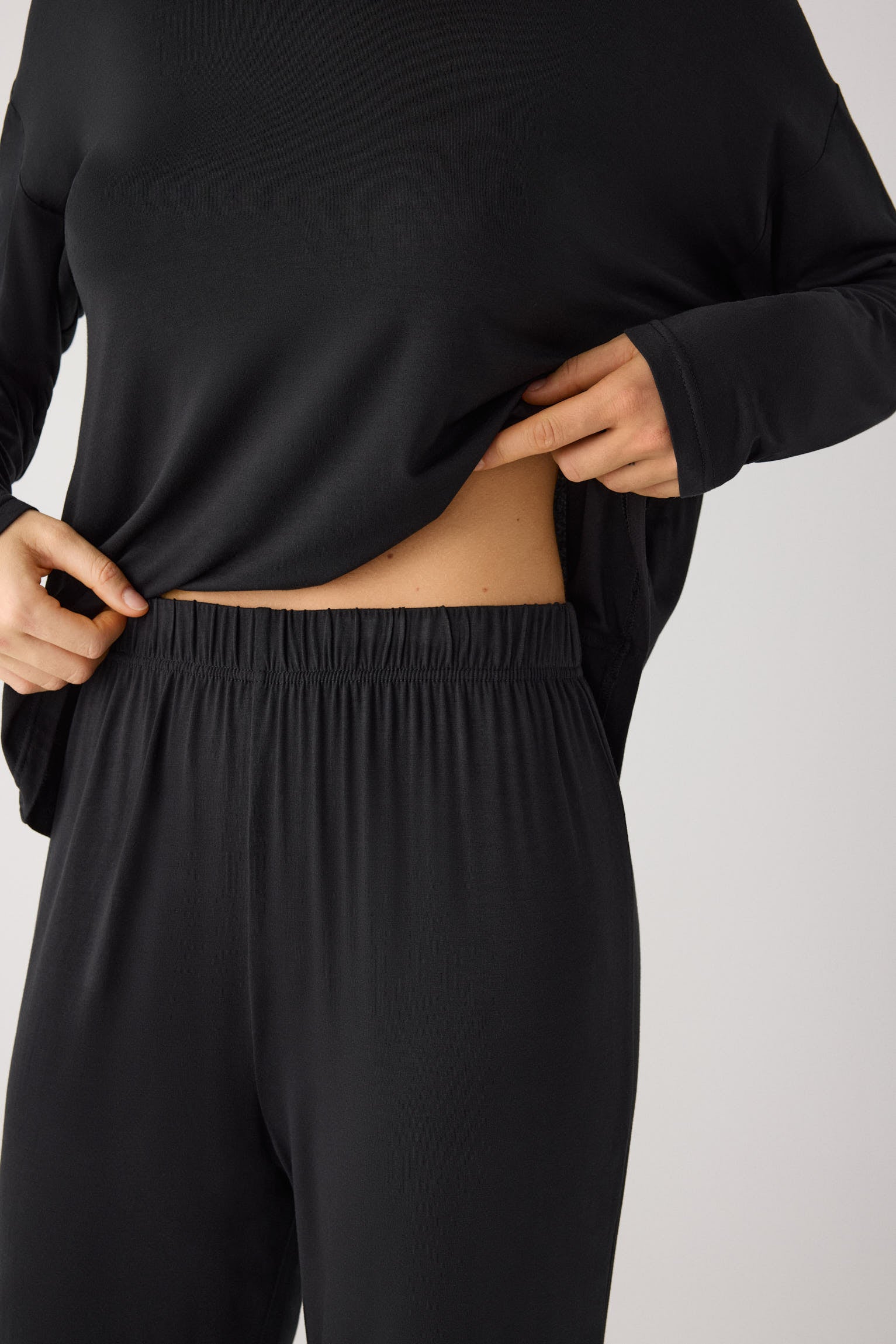 Pijama comprido de mulher leve e suave com calças largas pretas