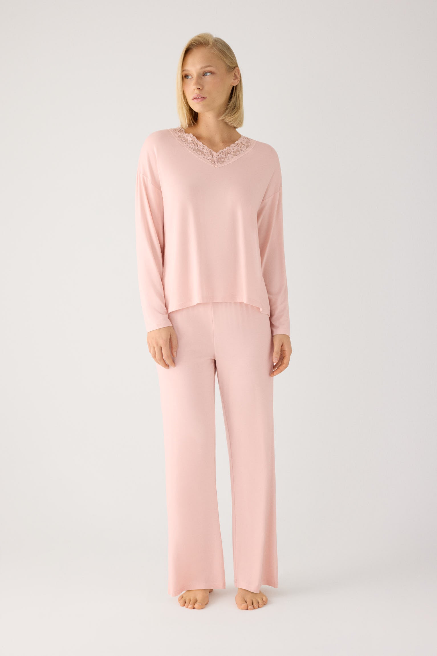 Pijama comprido de mulher leve e suave com calças largas nude