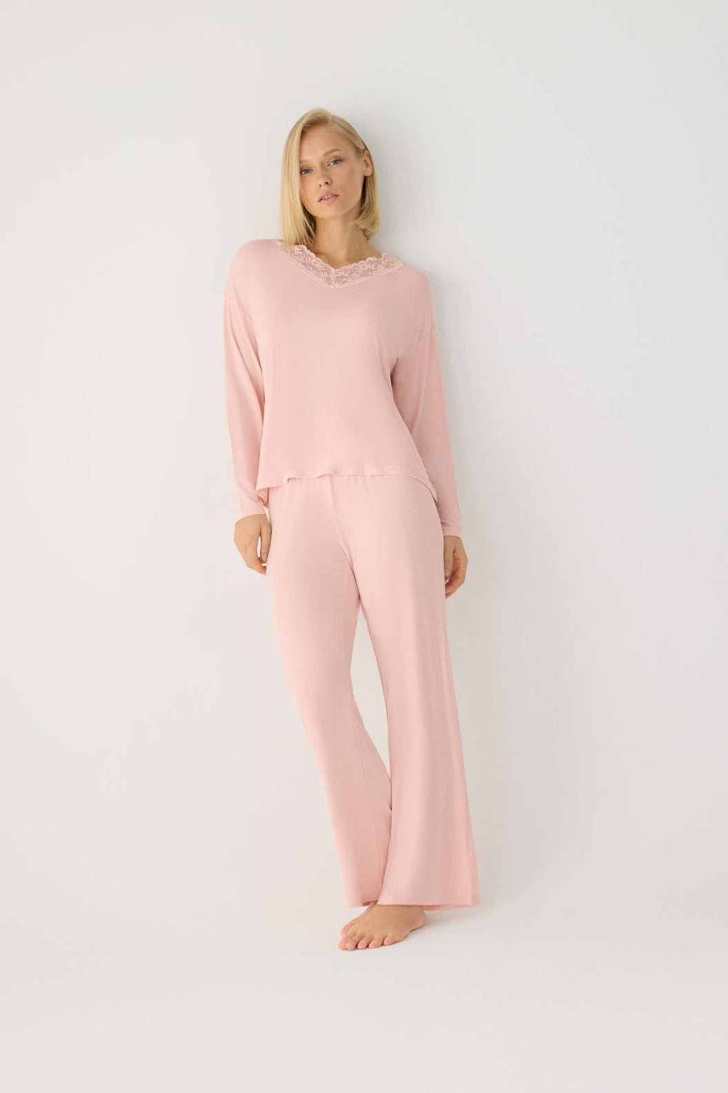 Pijama comprido de mulher leve e suave com calças largas nude