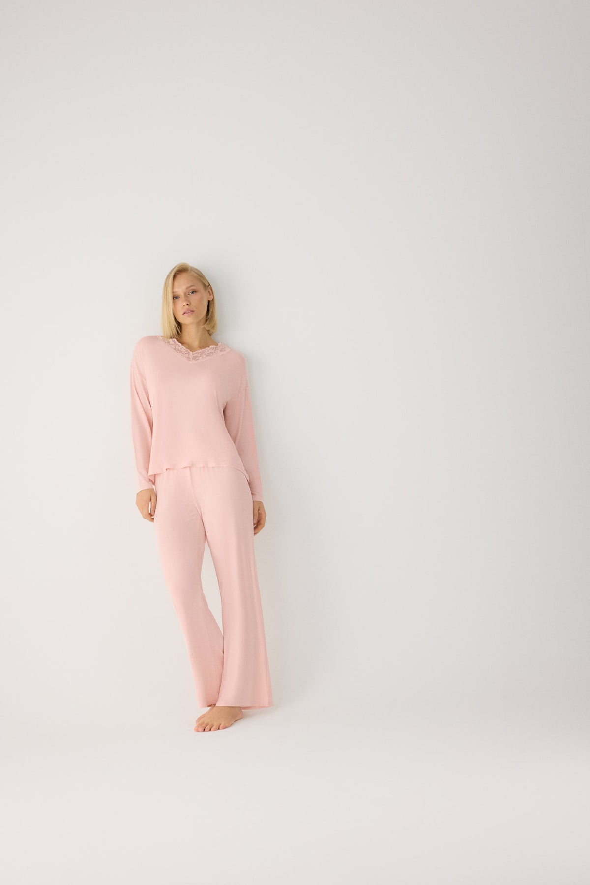 Pijama comprido de mulher leve e suave com calças largas nude