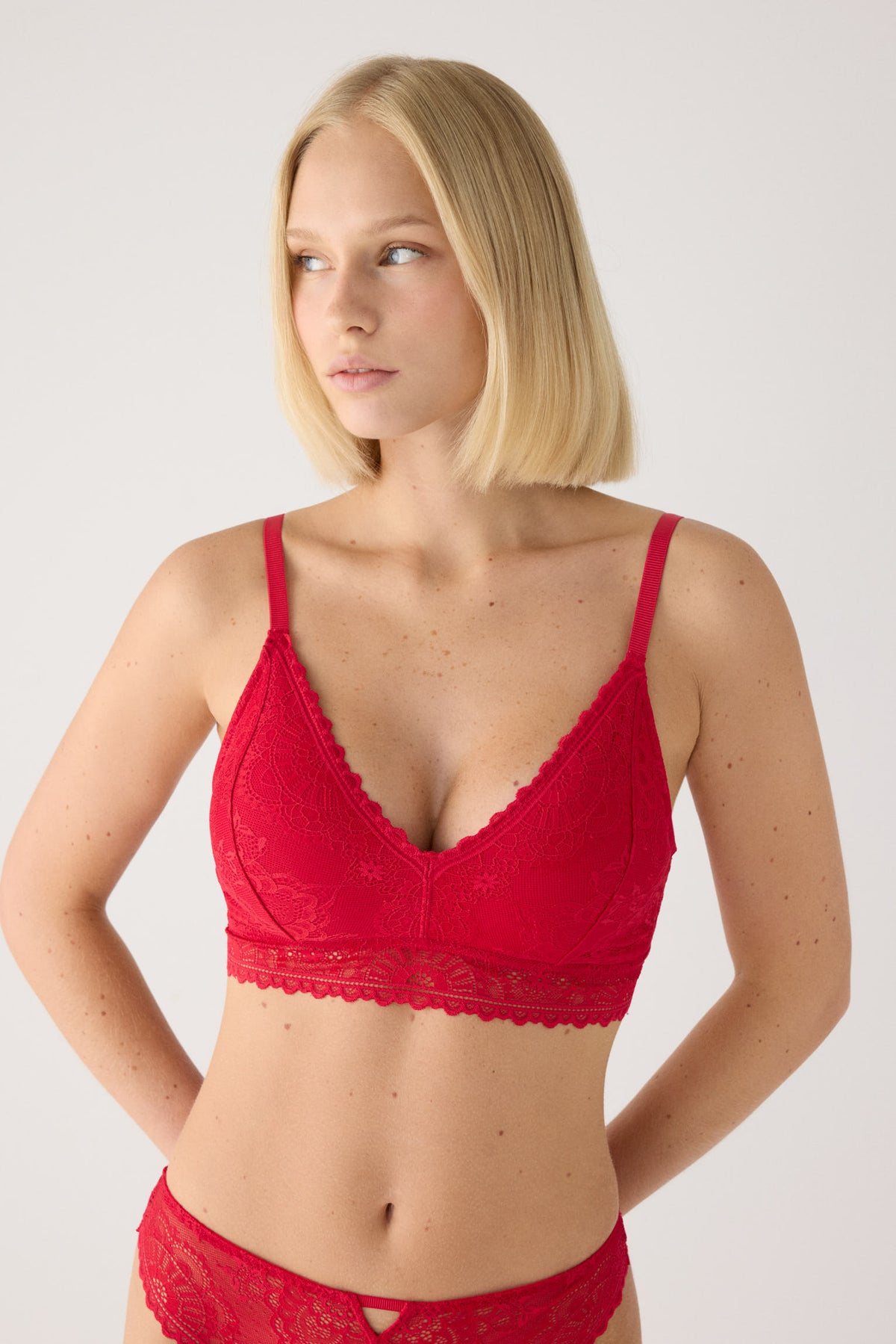 Soutien bralette vermelho em renda sem aro com enchimento | Paula Echevarría