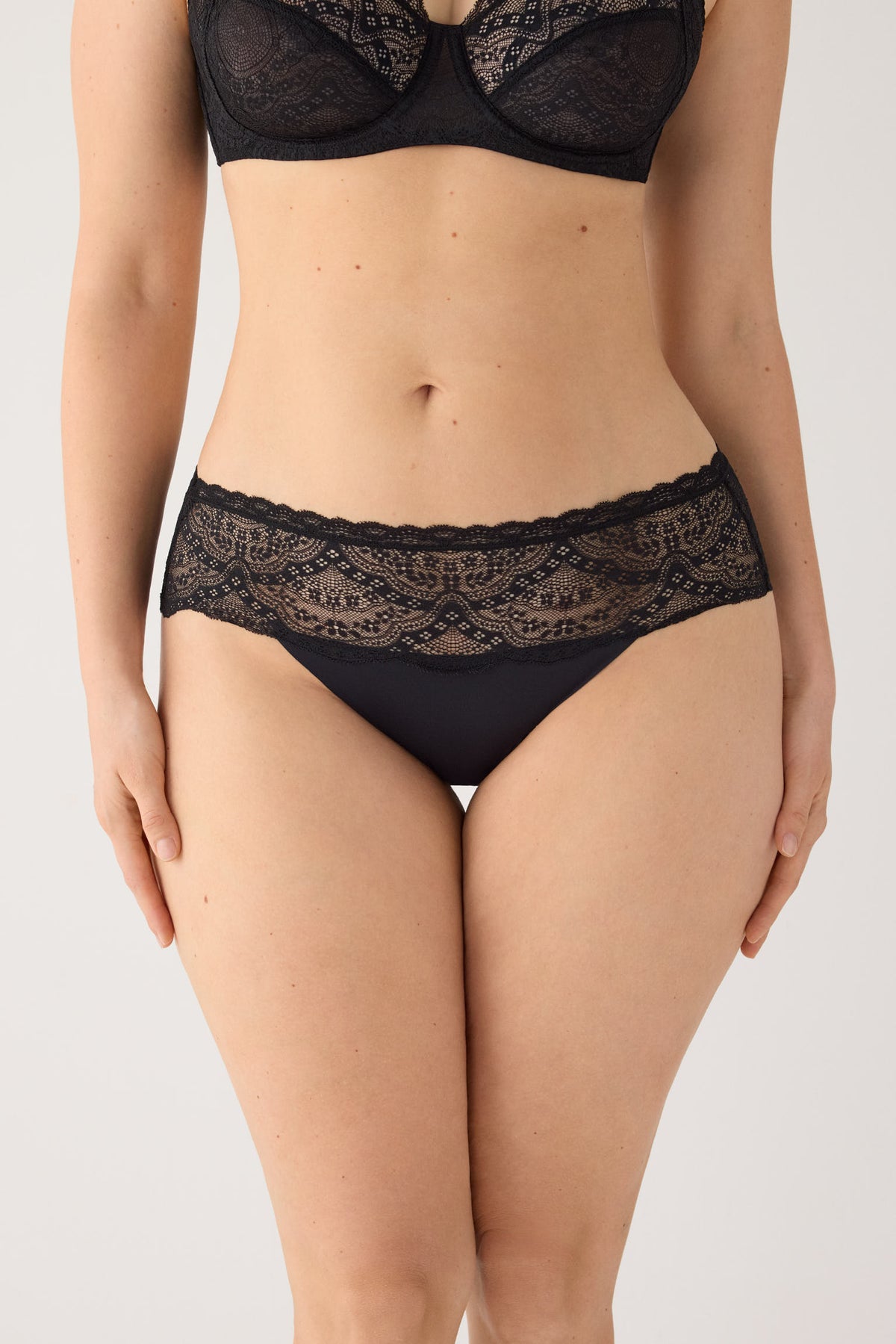 Cueca midi renda preto | Paula Echevarria Limited Edition