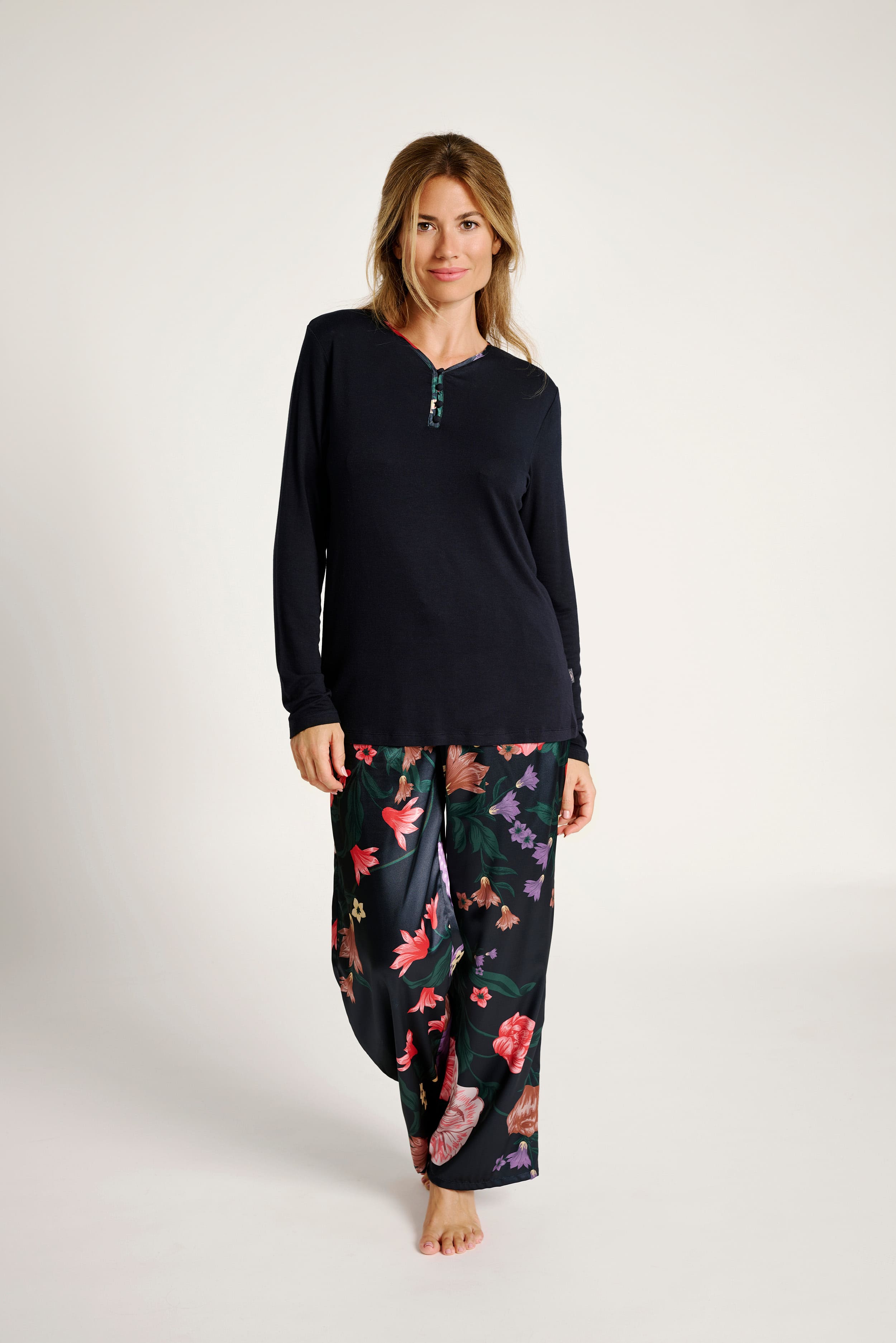 12011008-1-pijama-pantalon-satinado-estampado-flores