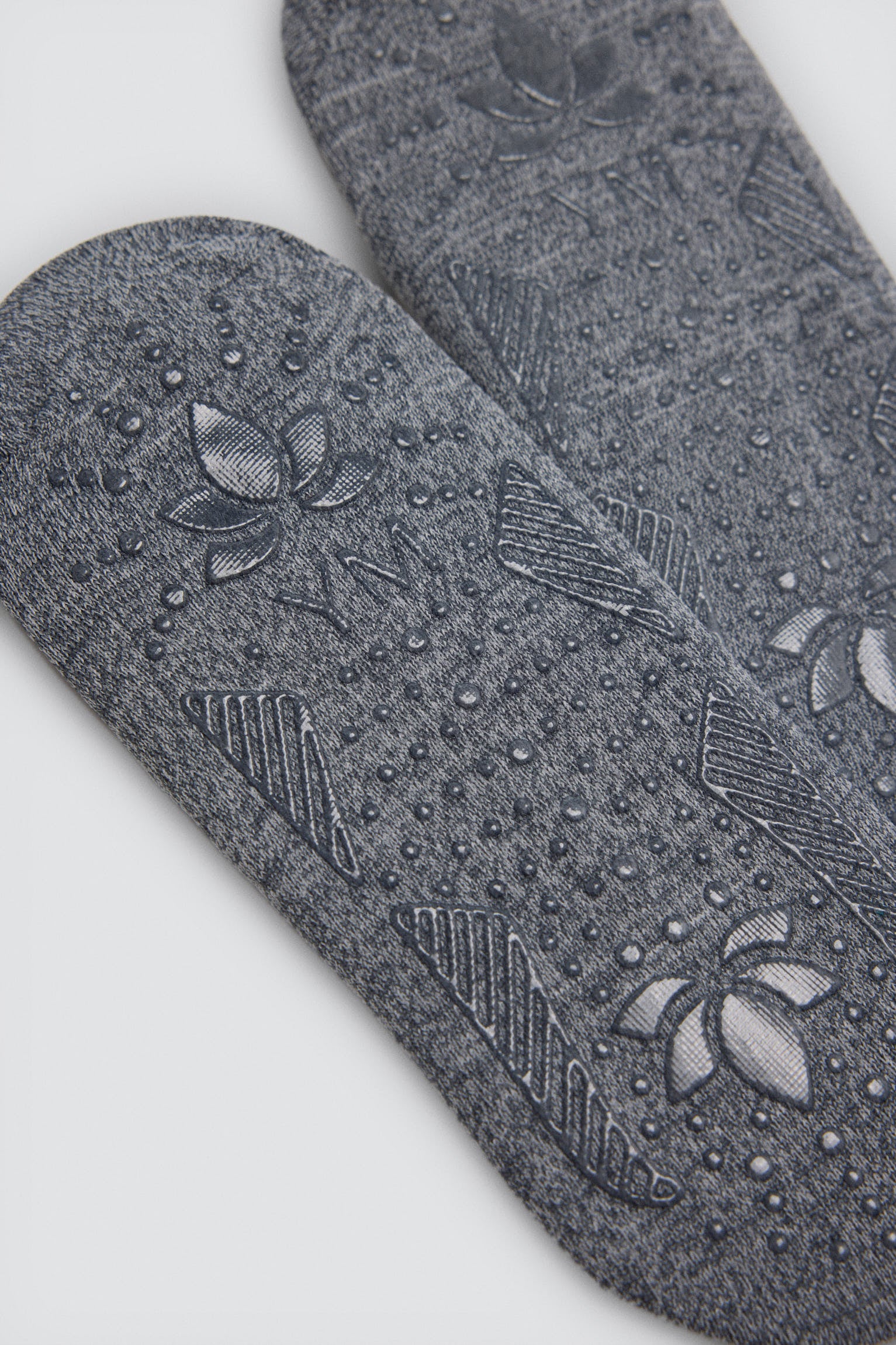 12995_GRIS-calcetines-mujer-antideslizantes-para-yoga-pilates-ballet-gris-ysabel-mora