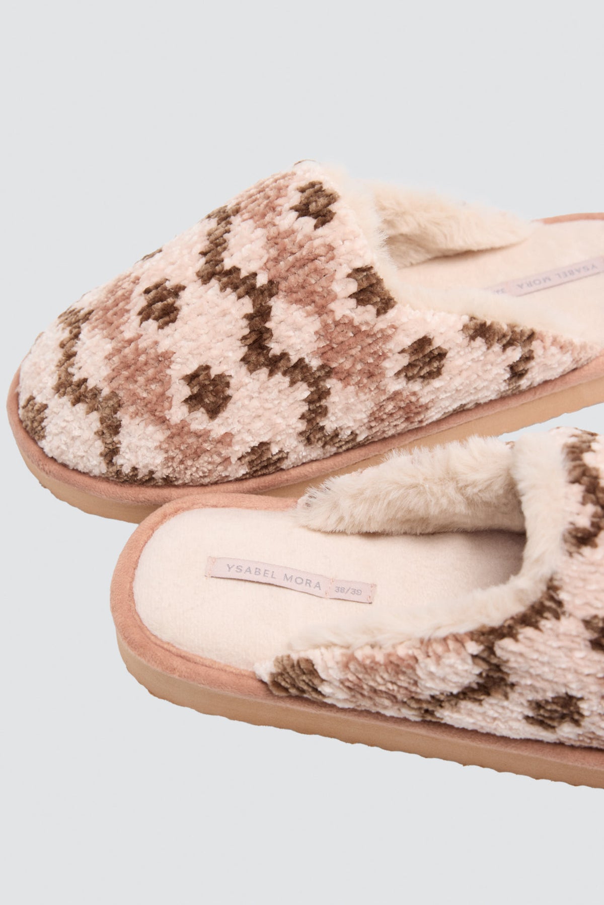 14187-zapatillas-de-casa-mujer-de-punto-con-pompon-blancas