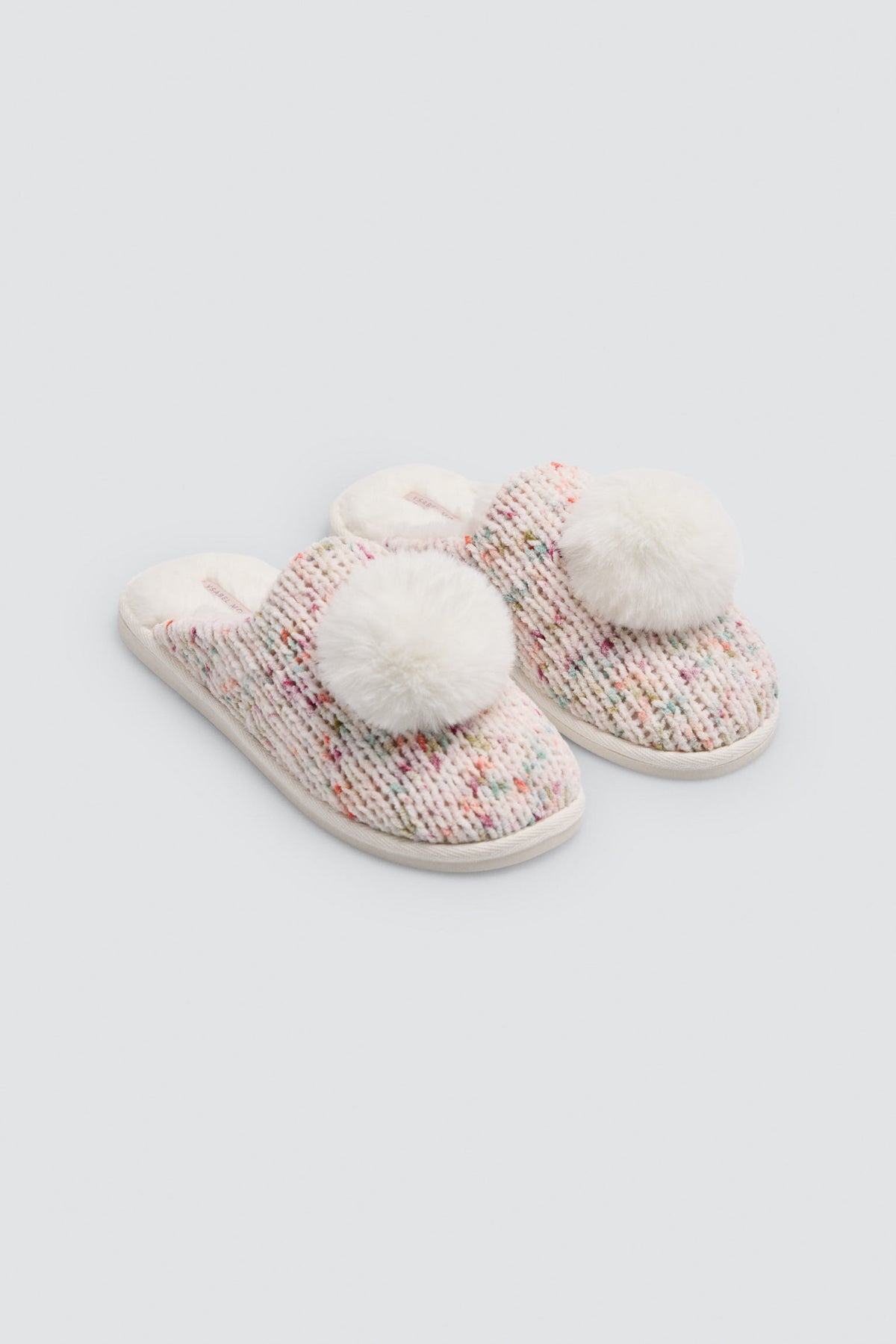 14202-zapatillas-de-casa-mujer-cerradas-con-pelo-y-hebilla-grises