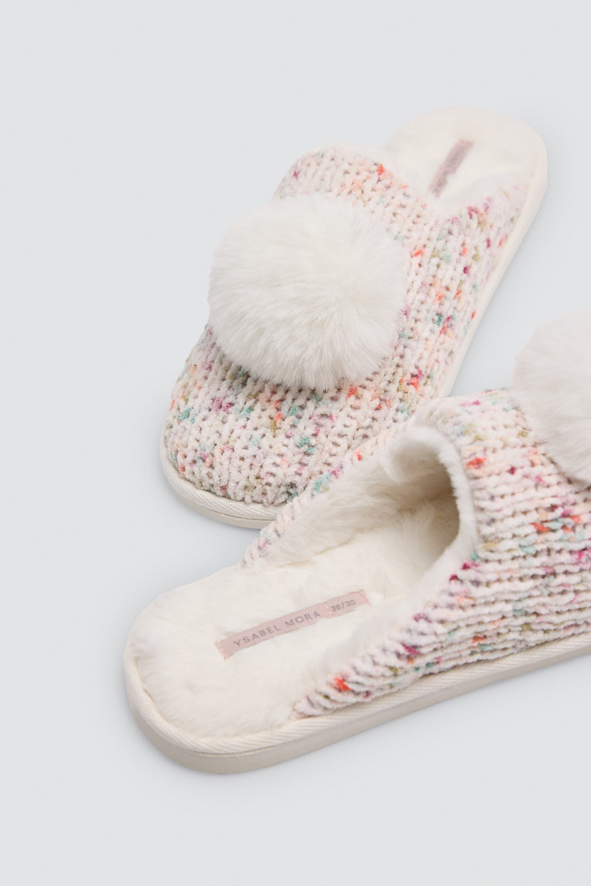 14202-zapatillas-de-casa-mujer-cerradas-con-pelo-y-hebilla-grises