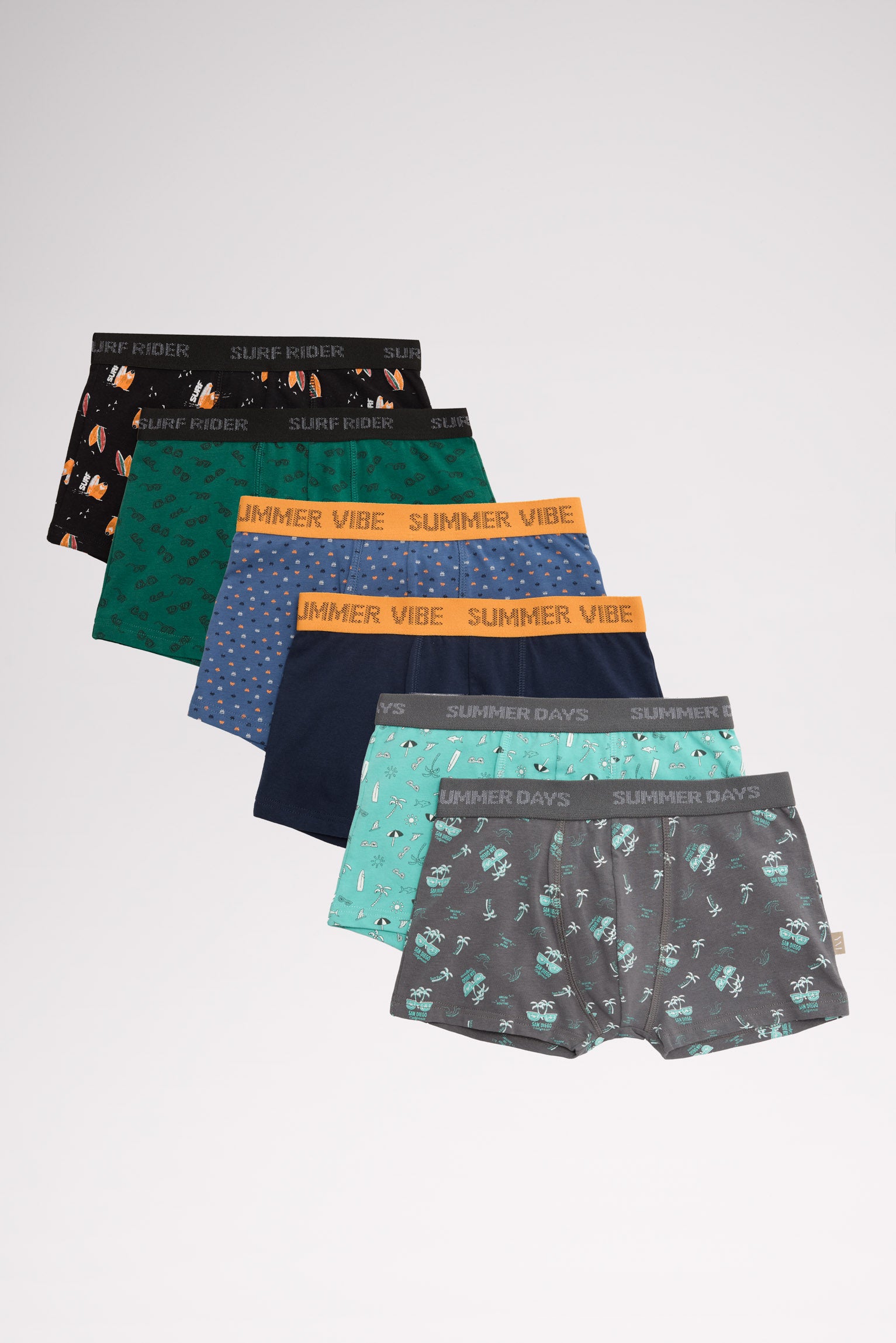 Pacote com 6 cuecas boxer juvenis com estampas sortidas.