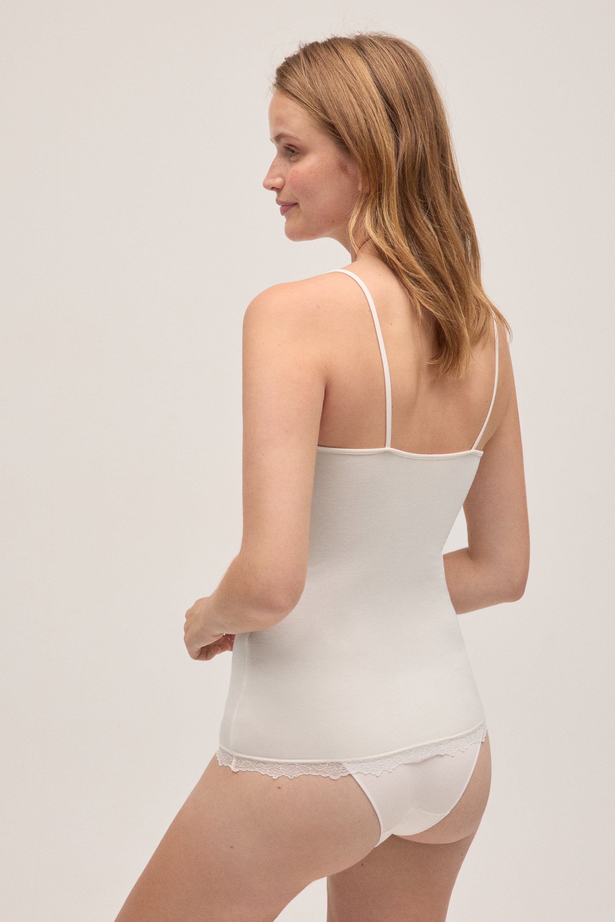 19459-2-camiseta-interior-tirantes-mujer-detalles-encaje-mujer-ysabel-mora-marfil
