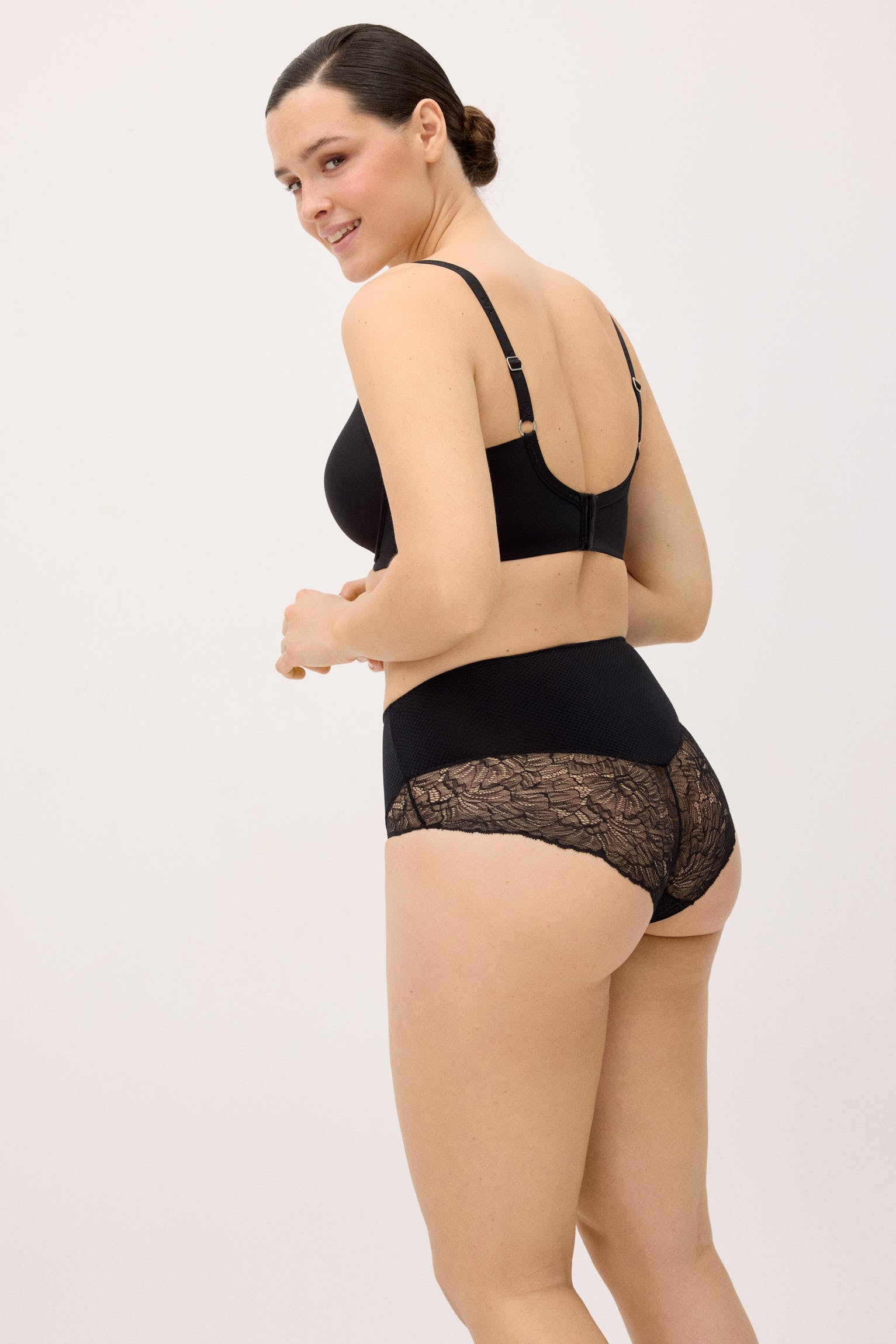 braga-alta-de-control-abdomen-compresion-ligera-con-encaje-negro-ysabel-mora