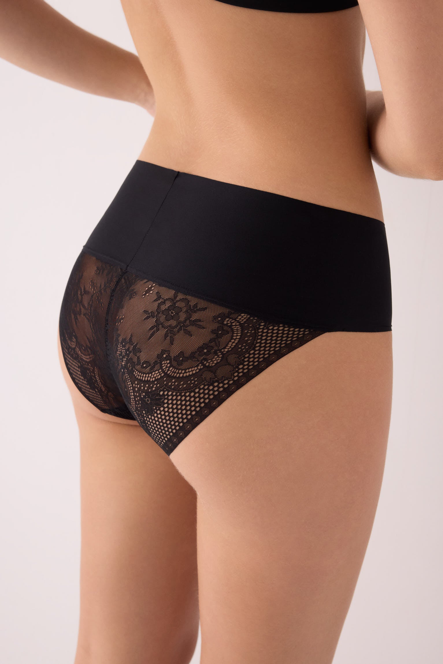 PRÉ-VENDA Cueca midi corte a laser preto