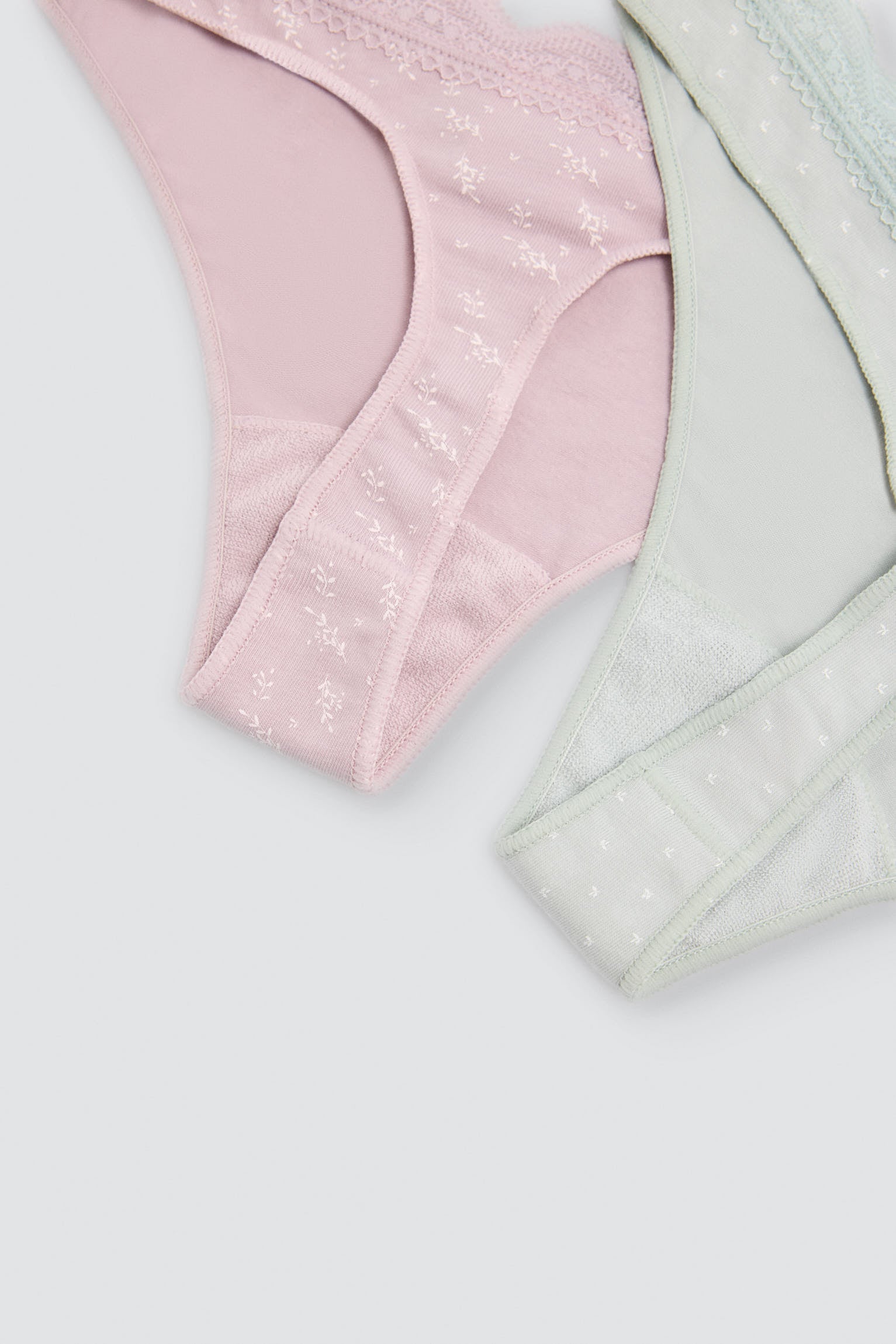 Pack de 2 tangas estampados de algodão com rebordo de renda, multicolor
