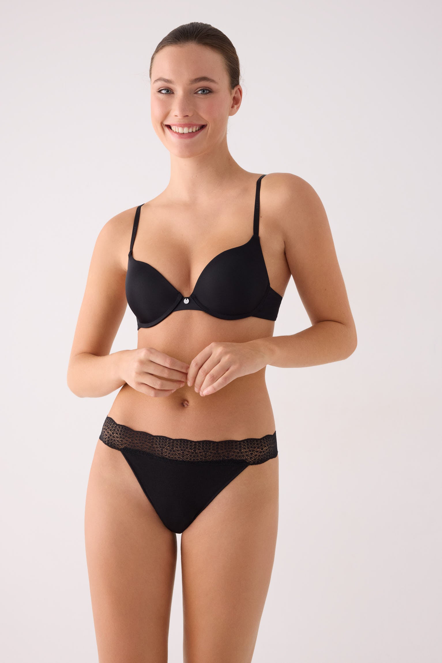 Tanga de algodão com rebordo de renda preto