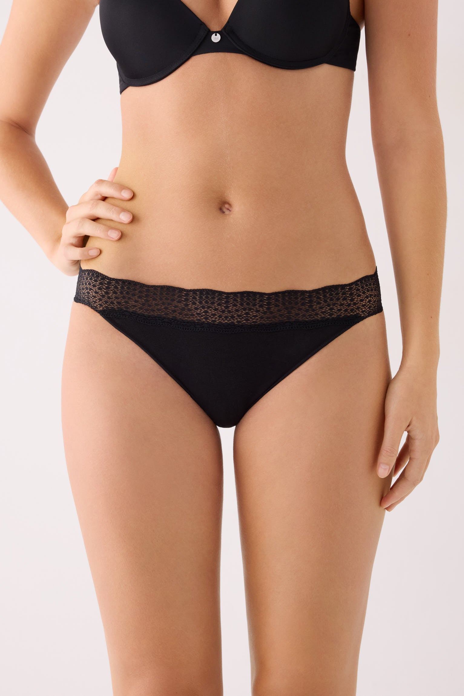 Cueca mini de algodão com rebordo de renda preto