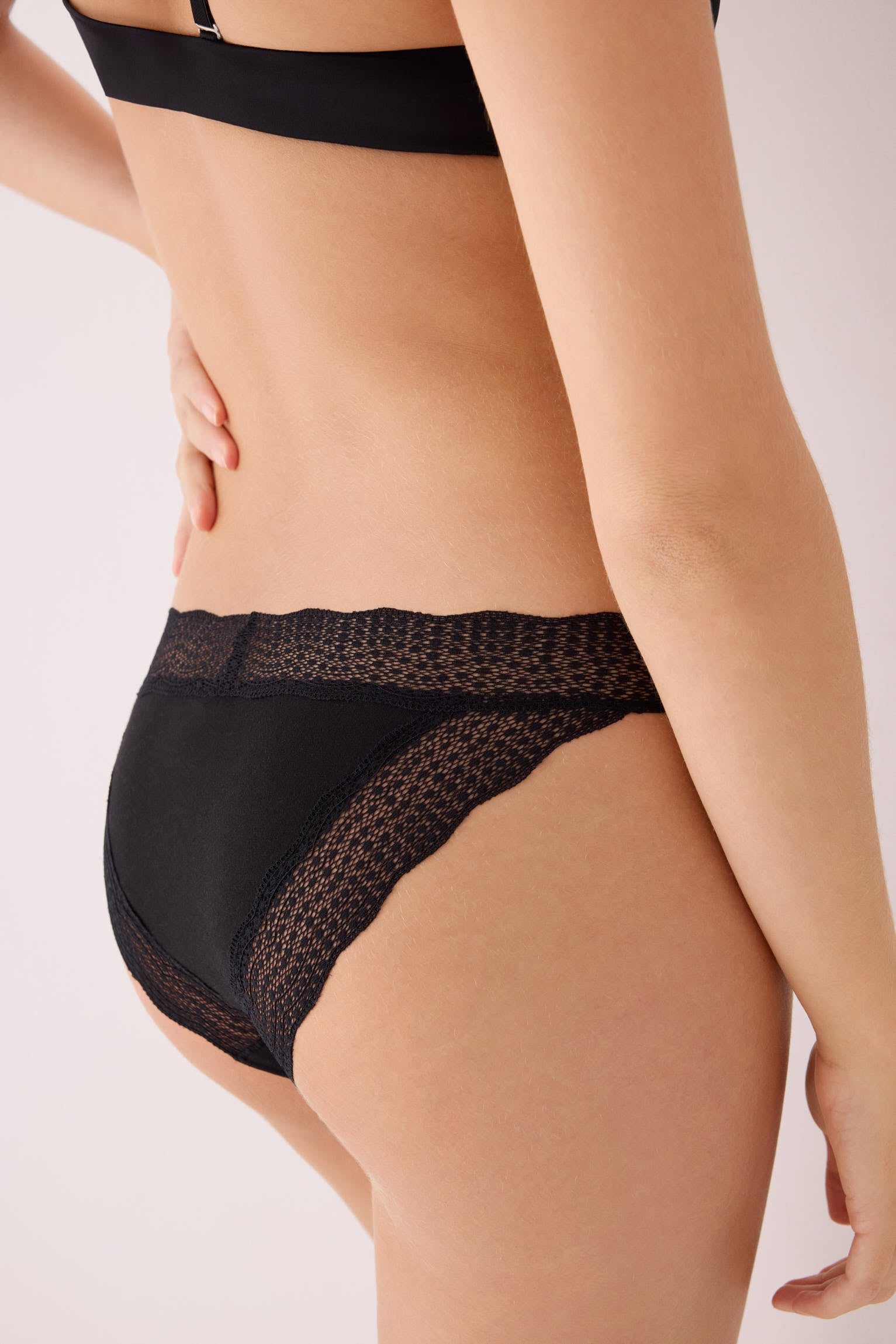 Cueca mini de algodão com rebordo de renda preto