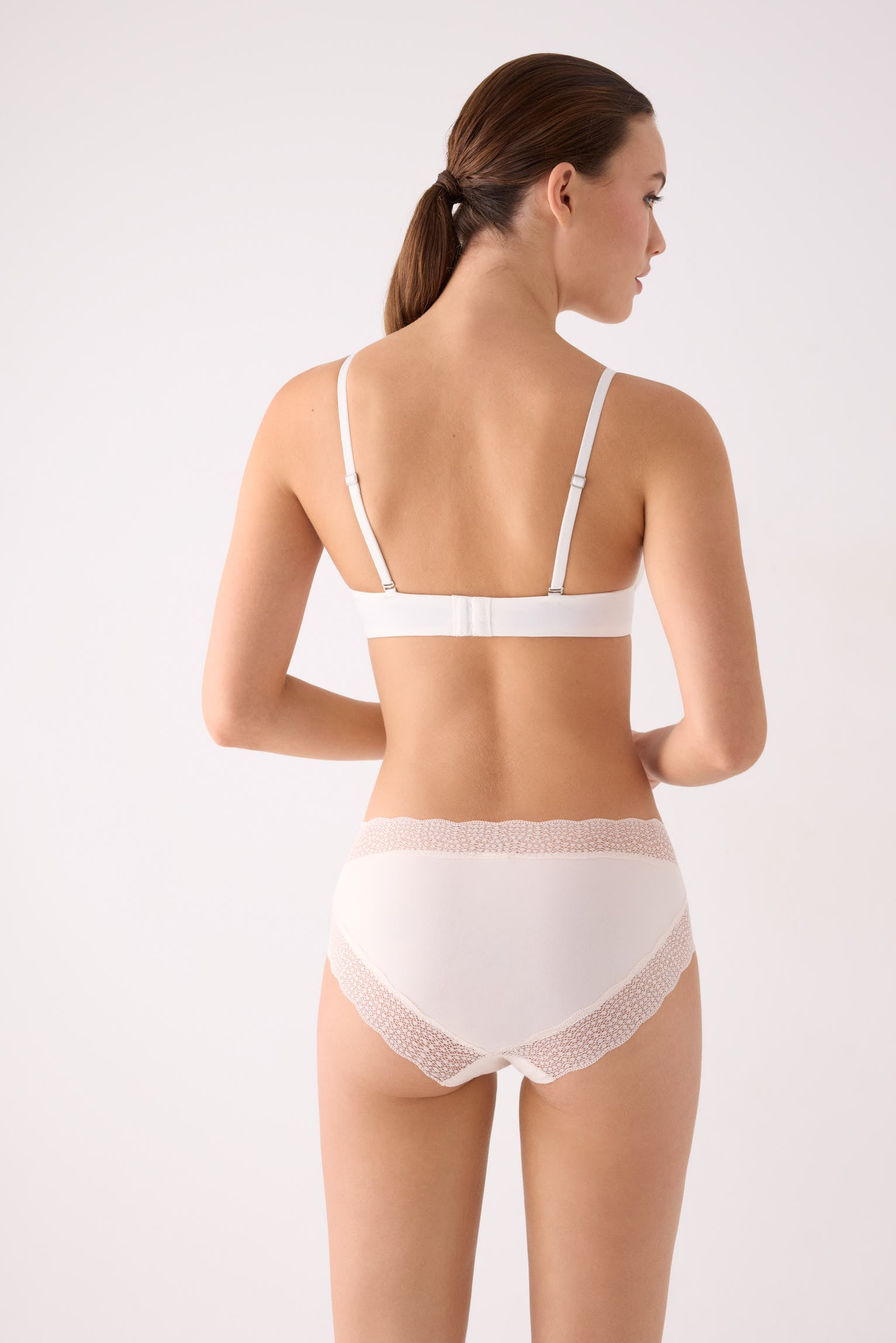 Cueca midi de algodão com rebordo de renda marfim