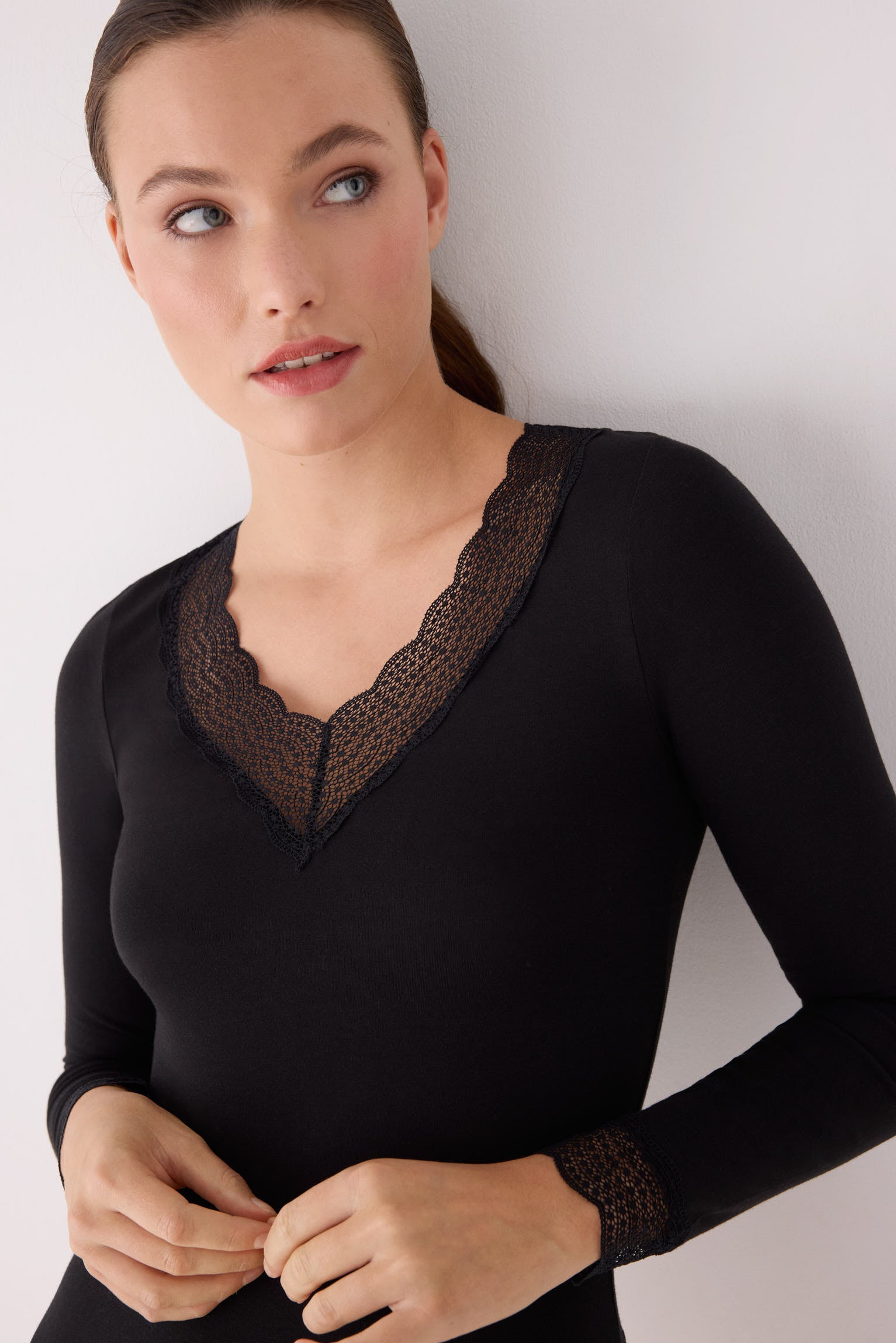 Camisola preta de manga comprida com detalhes em renda