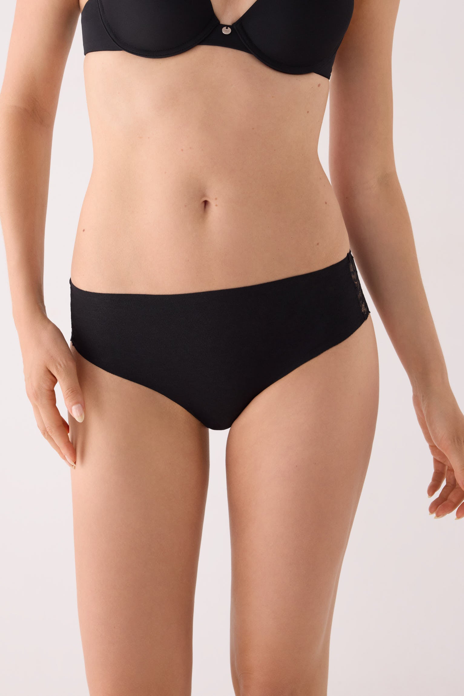 Cueca midi algodão com corte a laser e renda preto