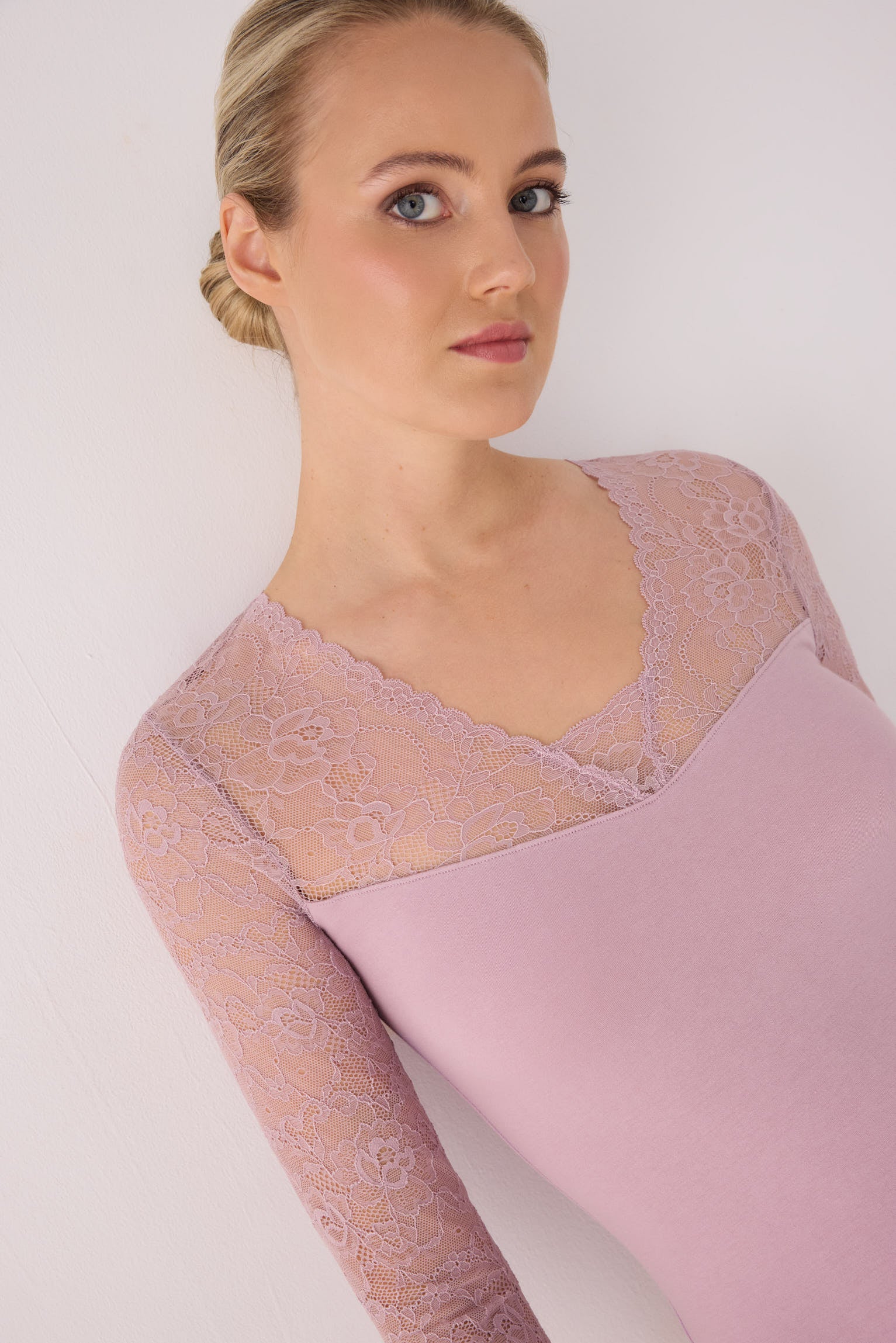 Camisola rosa de manga comprida com decote e mangas em renda