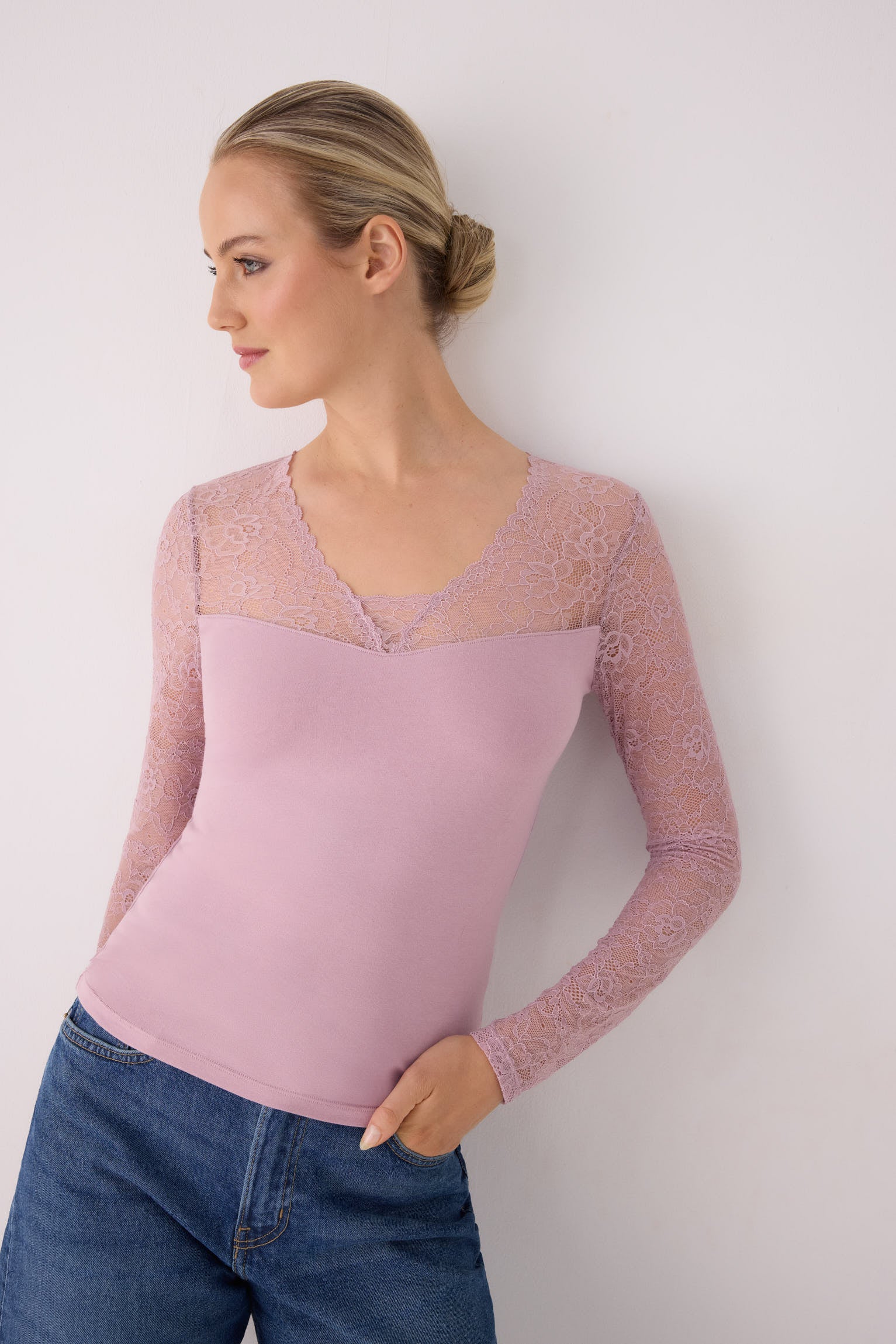 Camisola rosa de manga comprida com decote e mangas em renda
