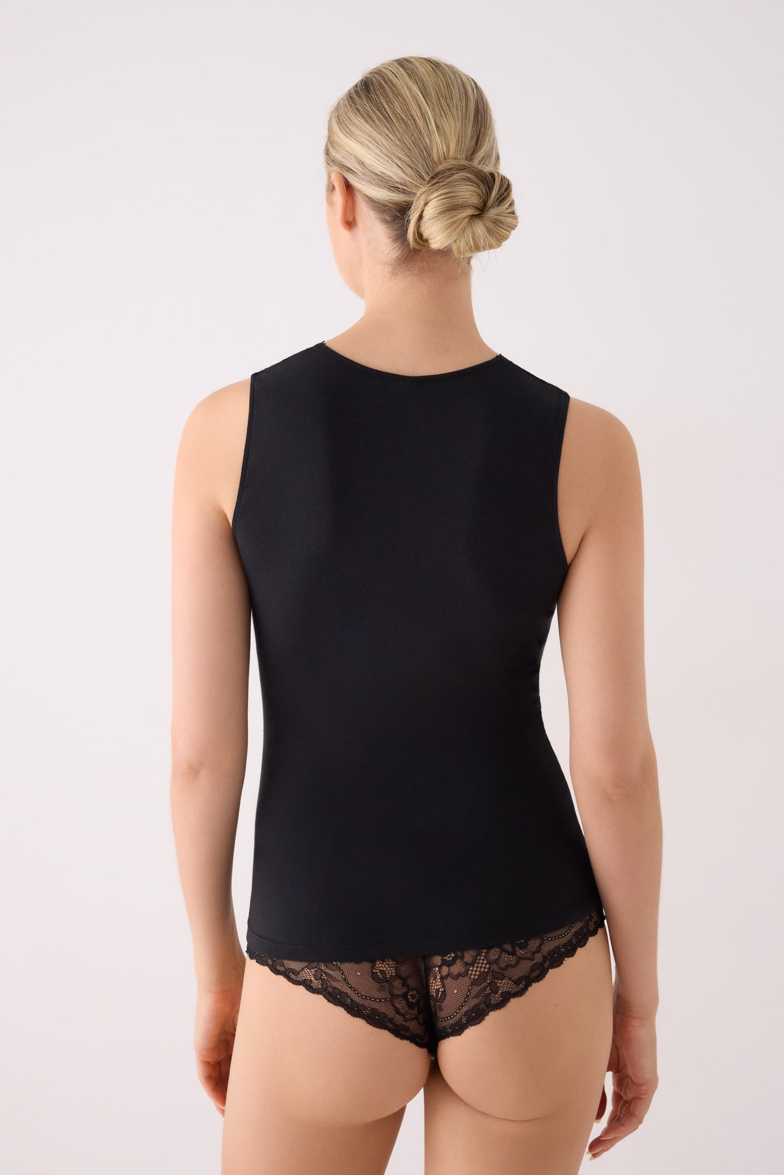 Camisola preta de alças largas com decote em renda