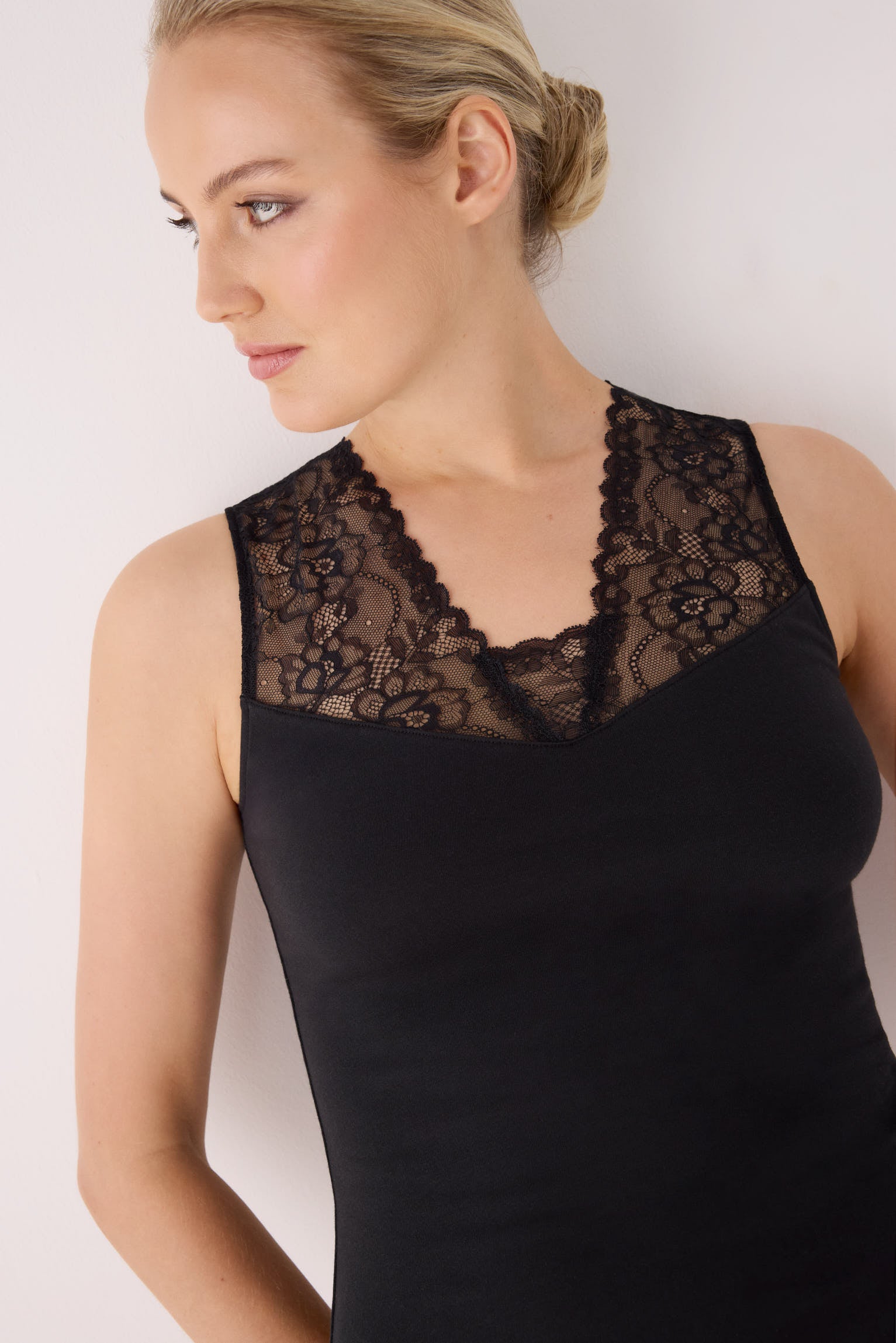 Camisola preta de alças largas com decote em renda