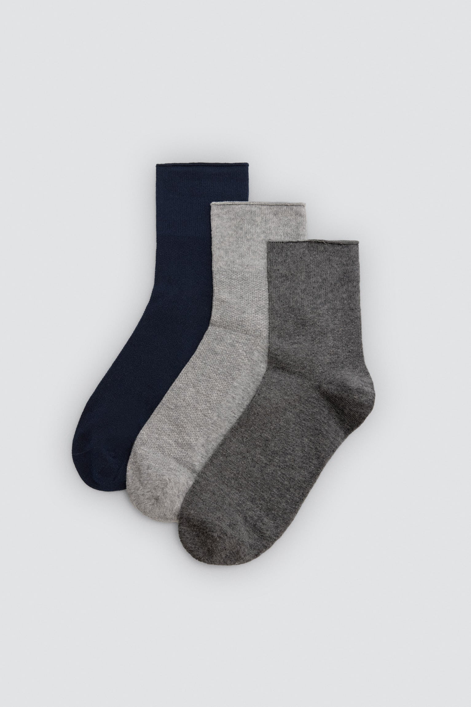 Pacote com 3 meias básicas lisas multicoloridas até o joelho