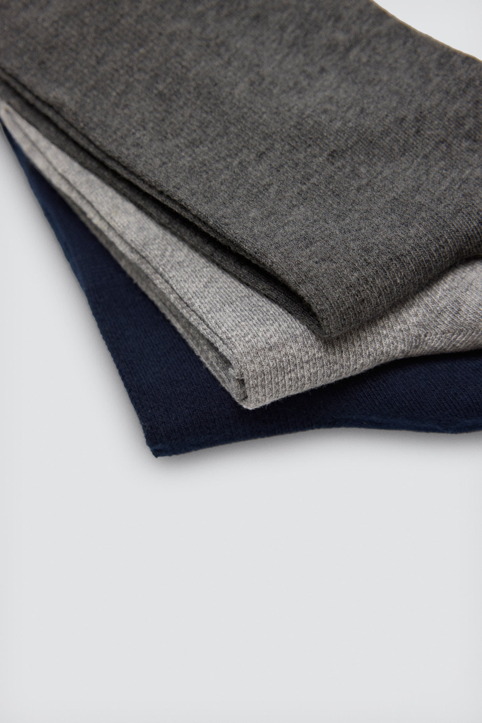 Pacote com 3 meias básicas lisas multicoloridas até o joelho