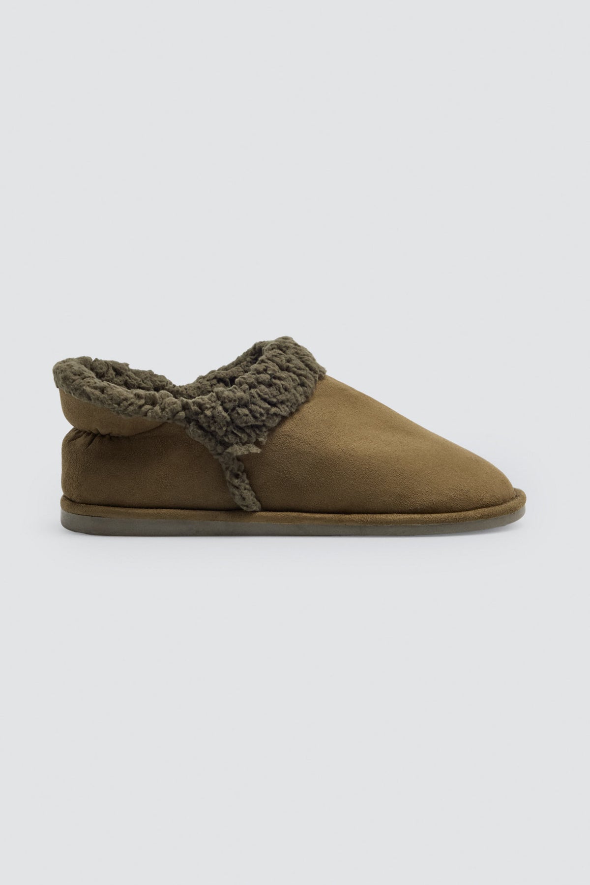 Botas de casa de homem verdes em sherpa
