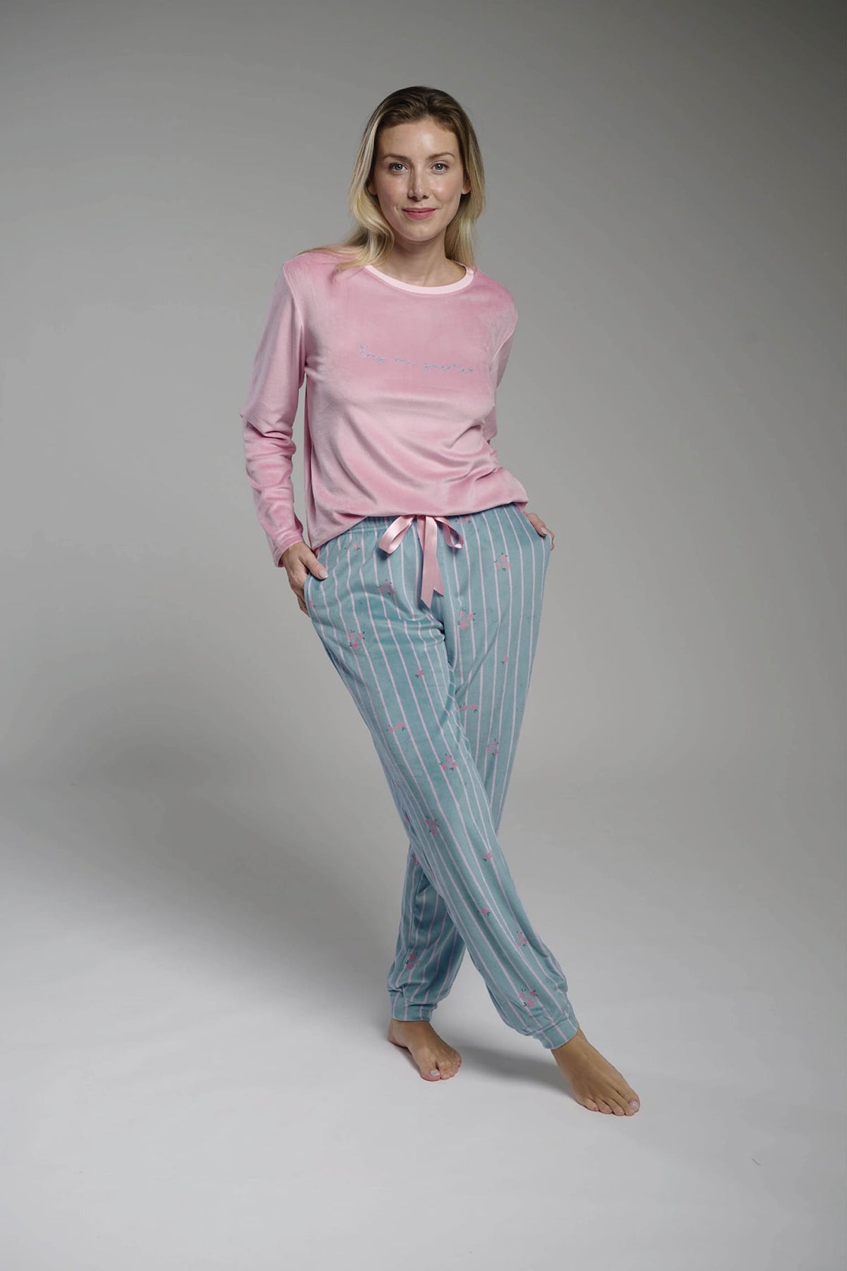 26208-pijama-largo-de-terciopelo-mujer-camiseta-rosa-y-pantalon-estampado