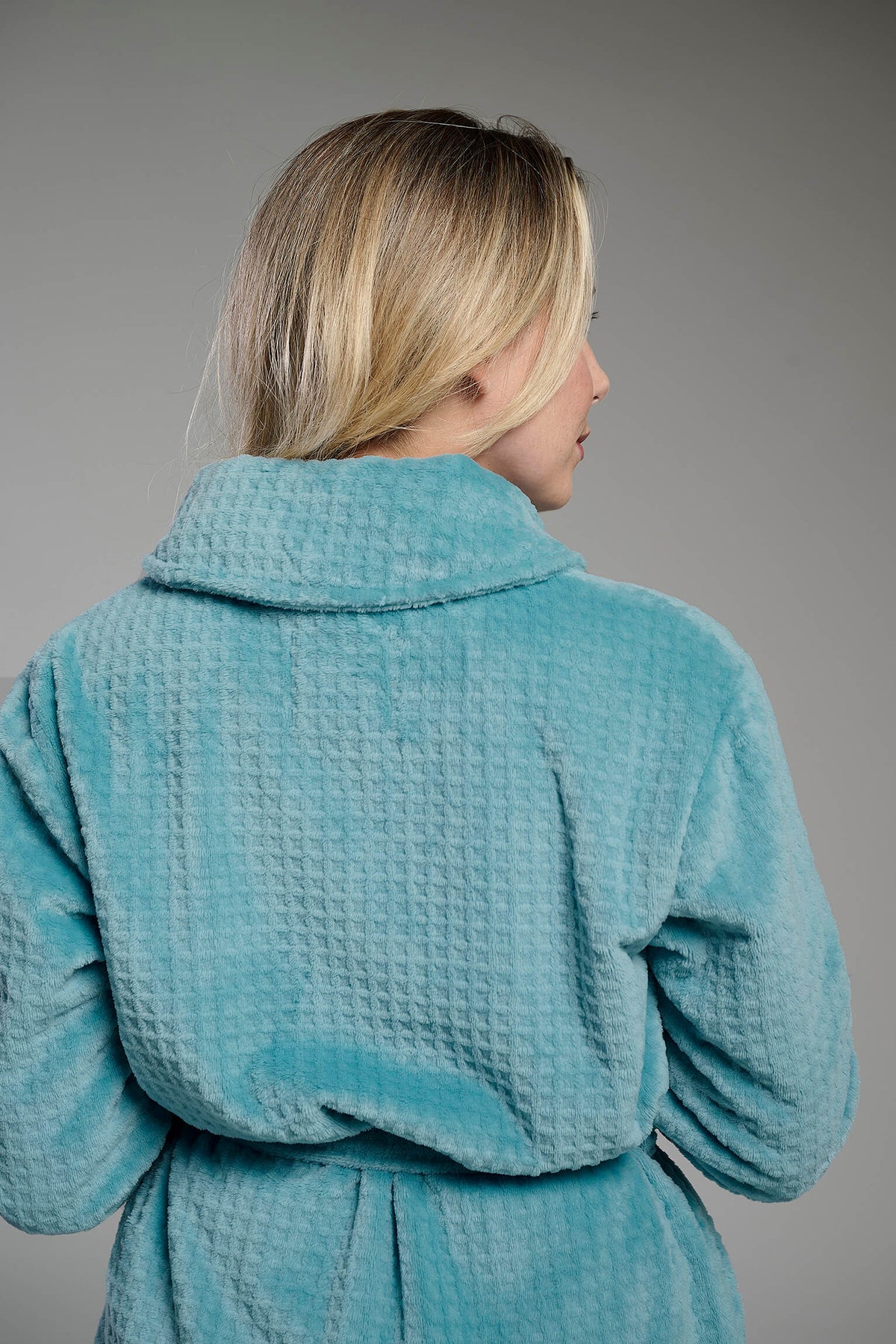 Bata corta de coralina polar para mujer con textura, cremallera y cinturón, diseño suave y cómodo para los meses fríos.