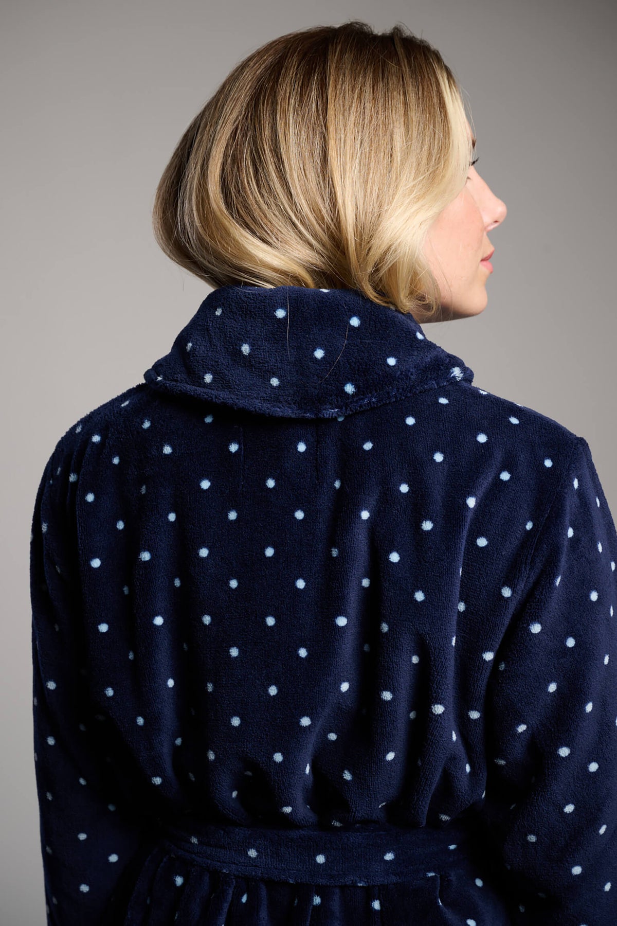 Bata midi de coralina polar azul marino con lunares para mujer, diseño suave y cómodo para los meses fríos.